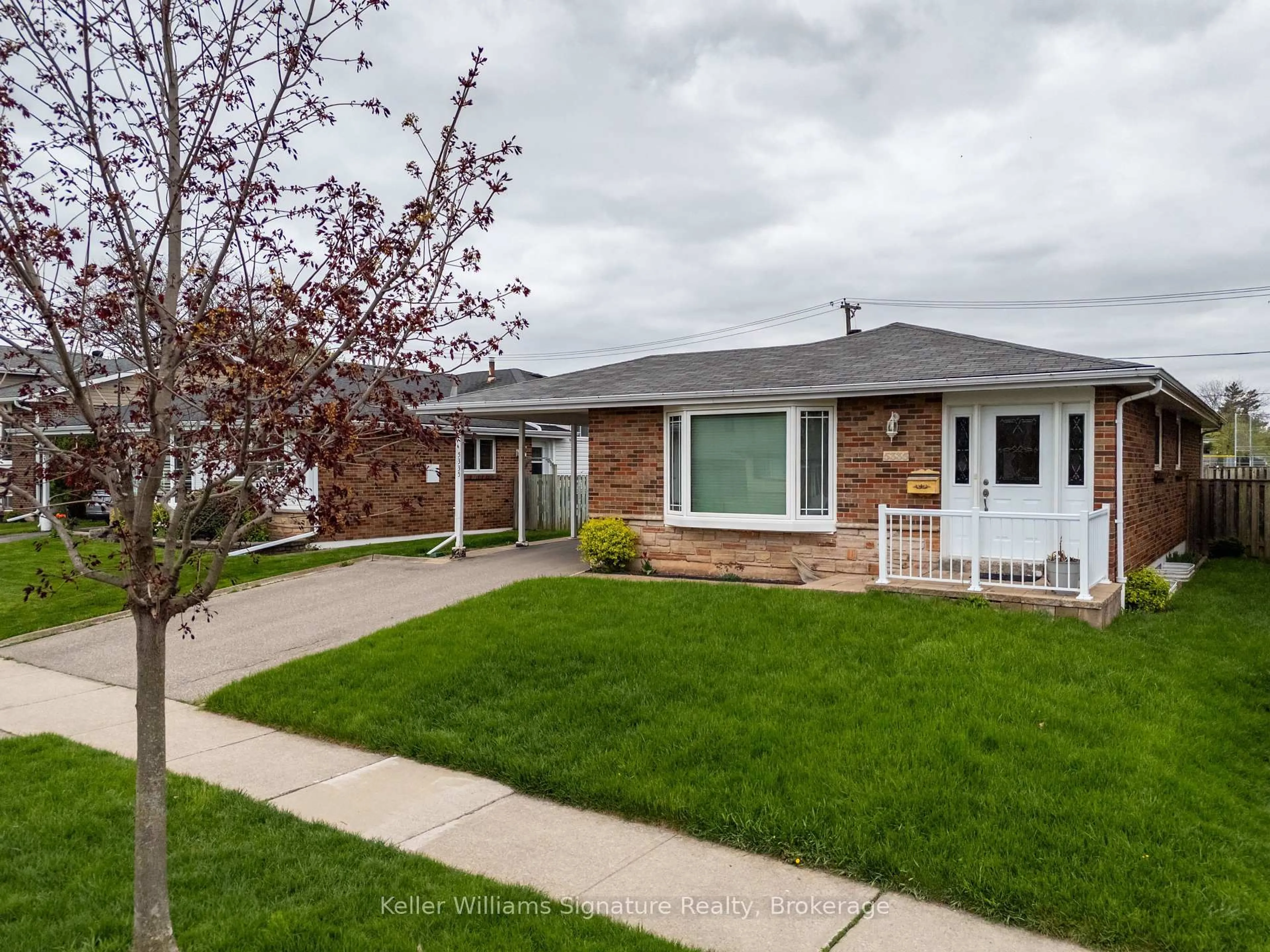 Home with vinyl exterior material, street for 5335 SALEM Rd, Burlington Ontario L7L 3X2