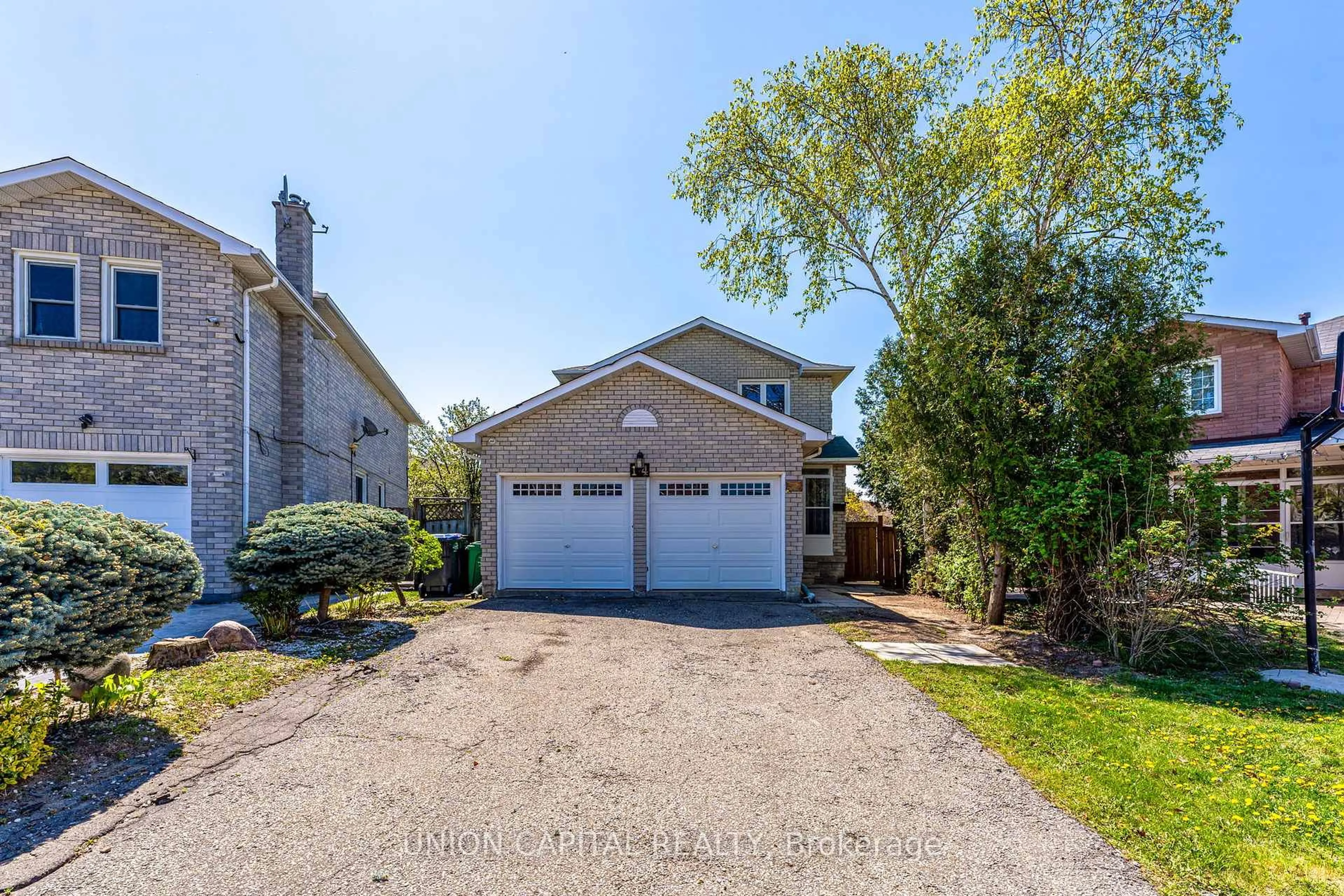 A pic from outside/outdoor area/front of a property/back of a property/a pic from drone, street for 14 Rodwell Crt, Brampton Ontario L6Y 4G7