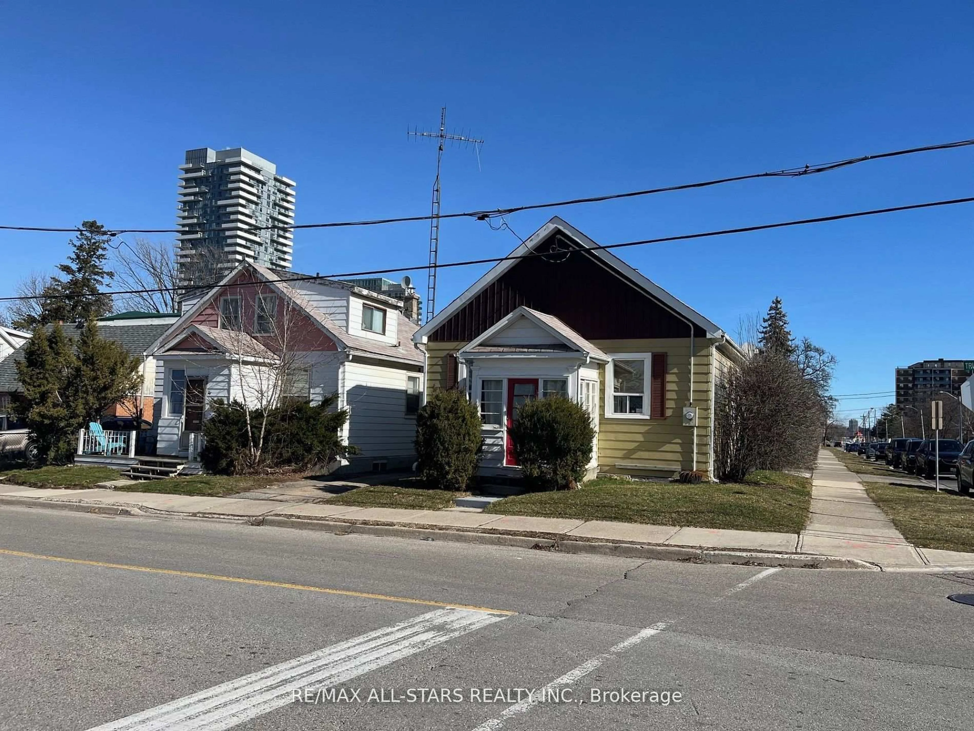 A pic from outside/outdoor area/front of a property/back of a property/a pic from drone, street for 34 Trueman St, Brampton Ontario L6W 3B3