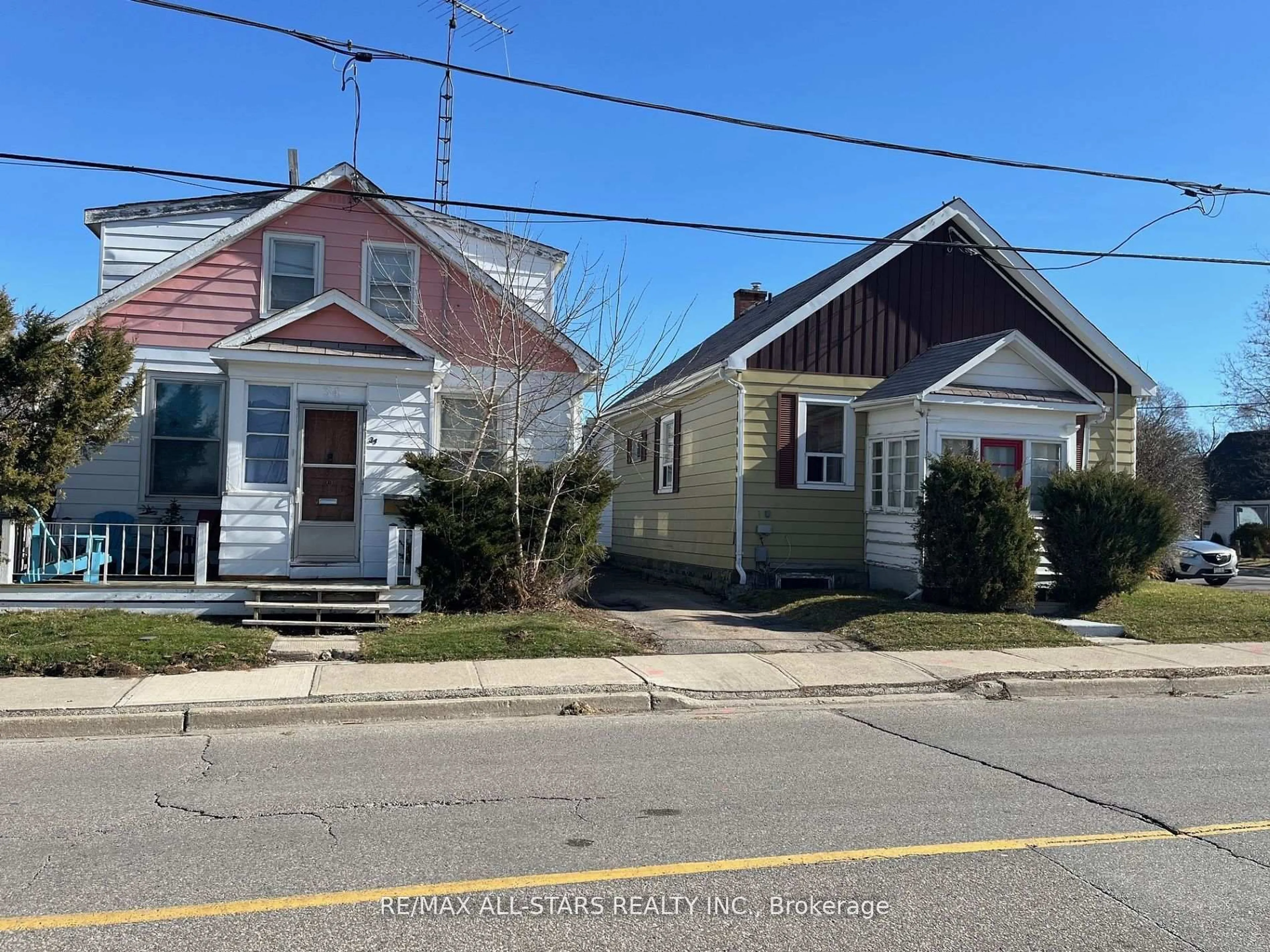 A pic from outside/outdoor area/front of a property/back of a property/a pic from drone, street for 34 Trueman St, Brampton Ontario L6W 3B3