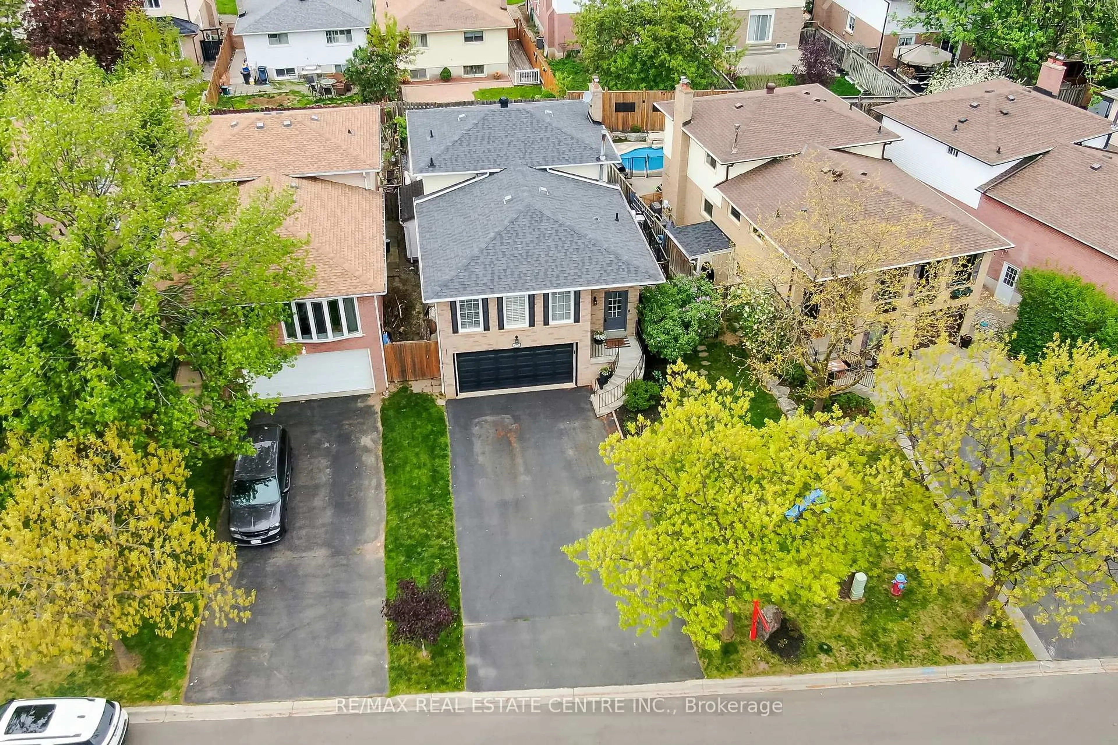 A pic from outside/outdoor area/front of a property/back of a property/a pic from drone, street for 834 Merritt Dr, Milton Ontario L9T 4K1