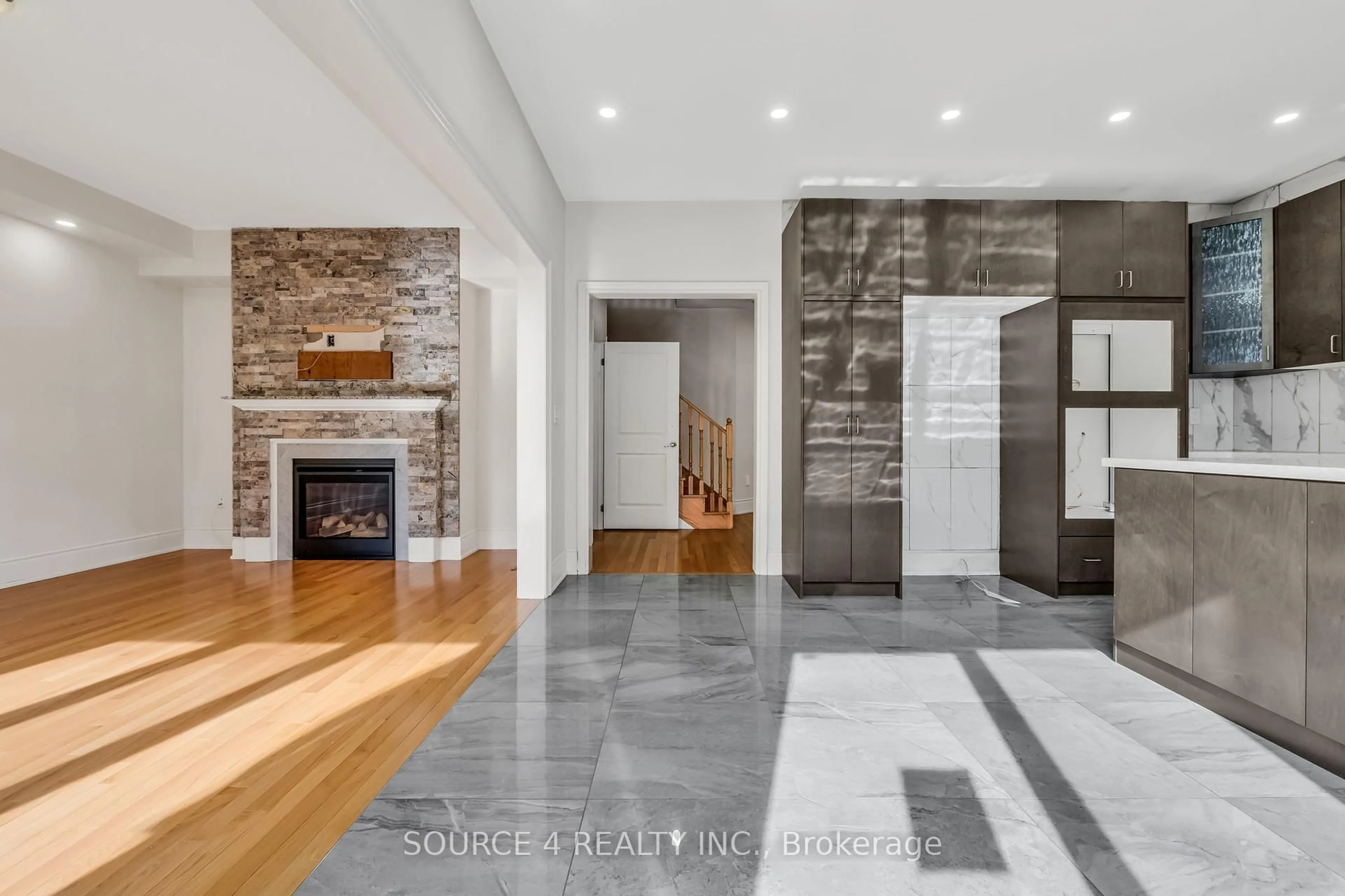 Indoor entryway for 112 Thorndale Rd, Brampton Ontario L6P 4M7