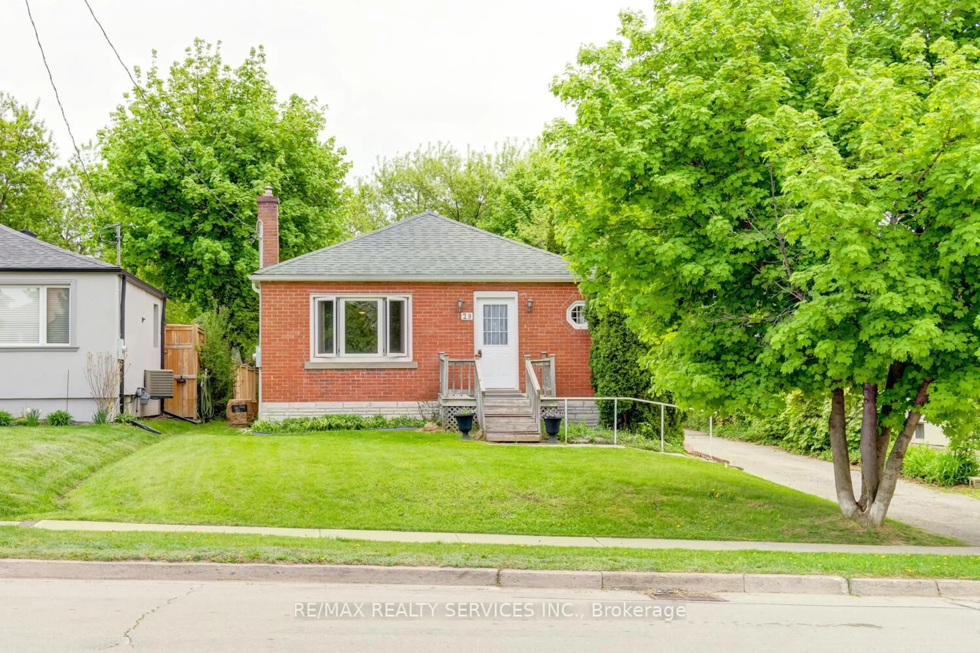 Home with brick exterior material, street for 29 Woodward Ave, Brampton Ontario L6V 1K2