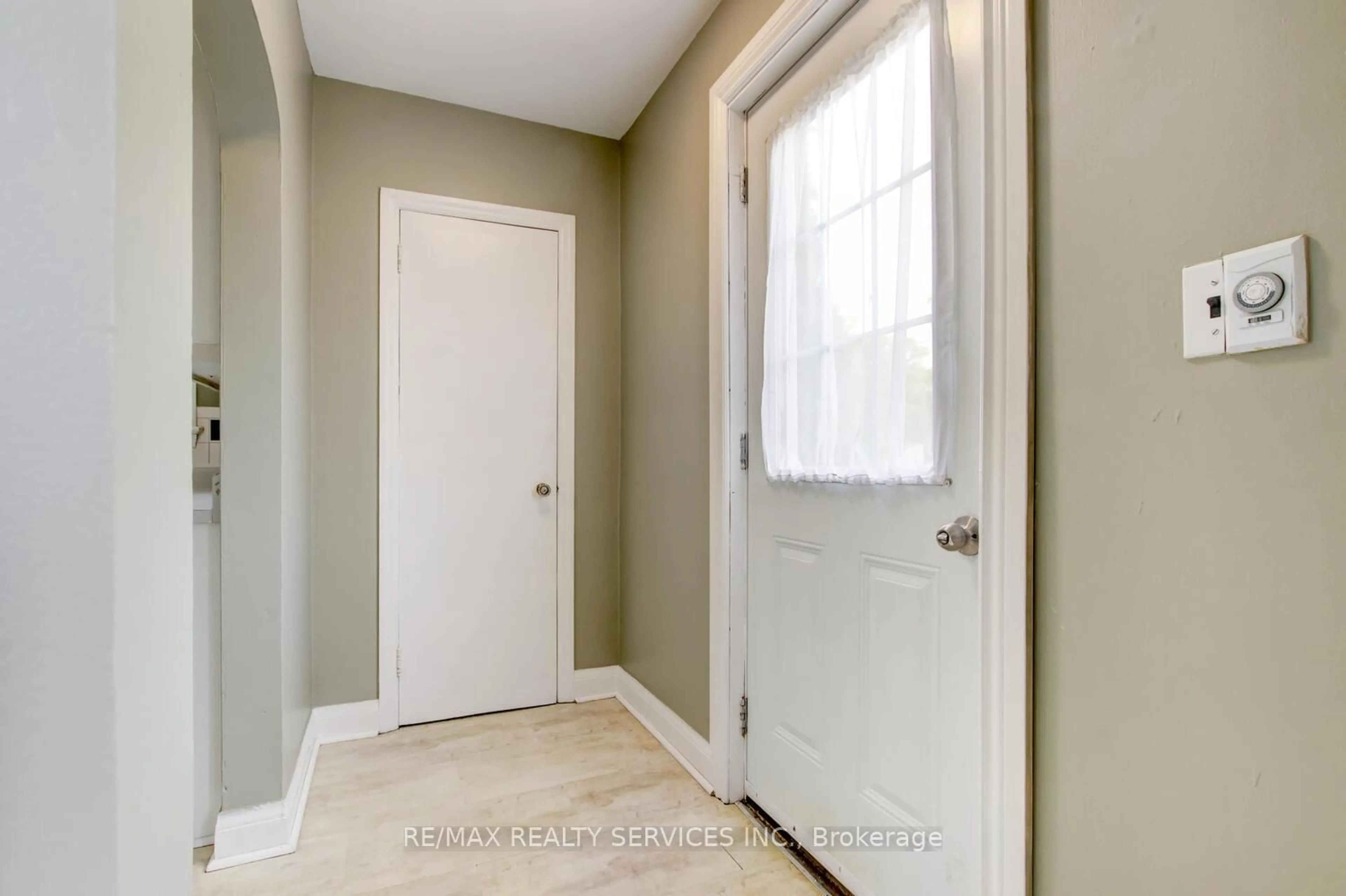 Indoor entryway for 29 Woodward Ave, Brampton Ontario L6V 1K2