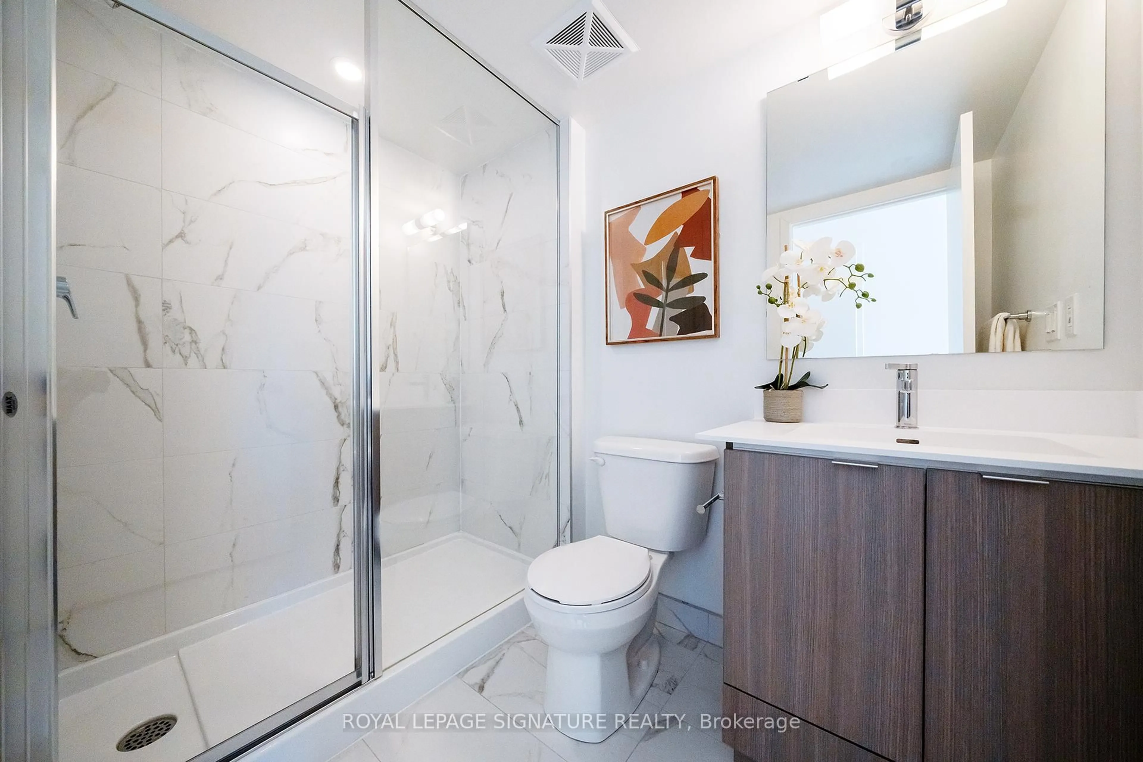 Contemporary bathroom, ceramic/tile floor for 110 Canon Jackson Dr #113, Toronto Ontario M6M 0C1