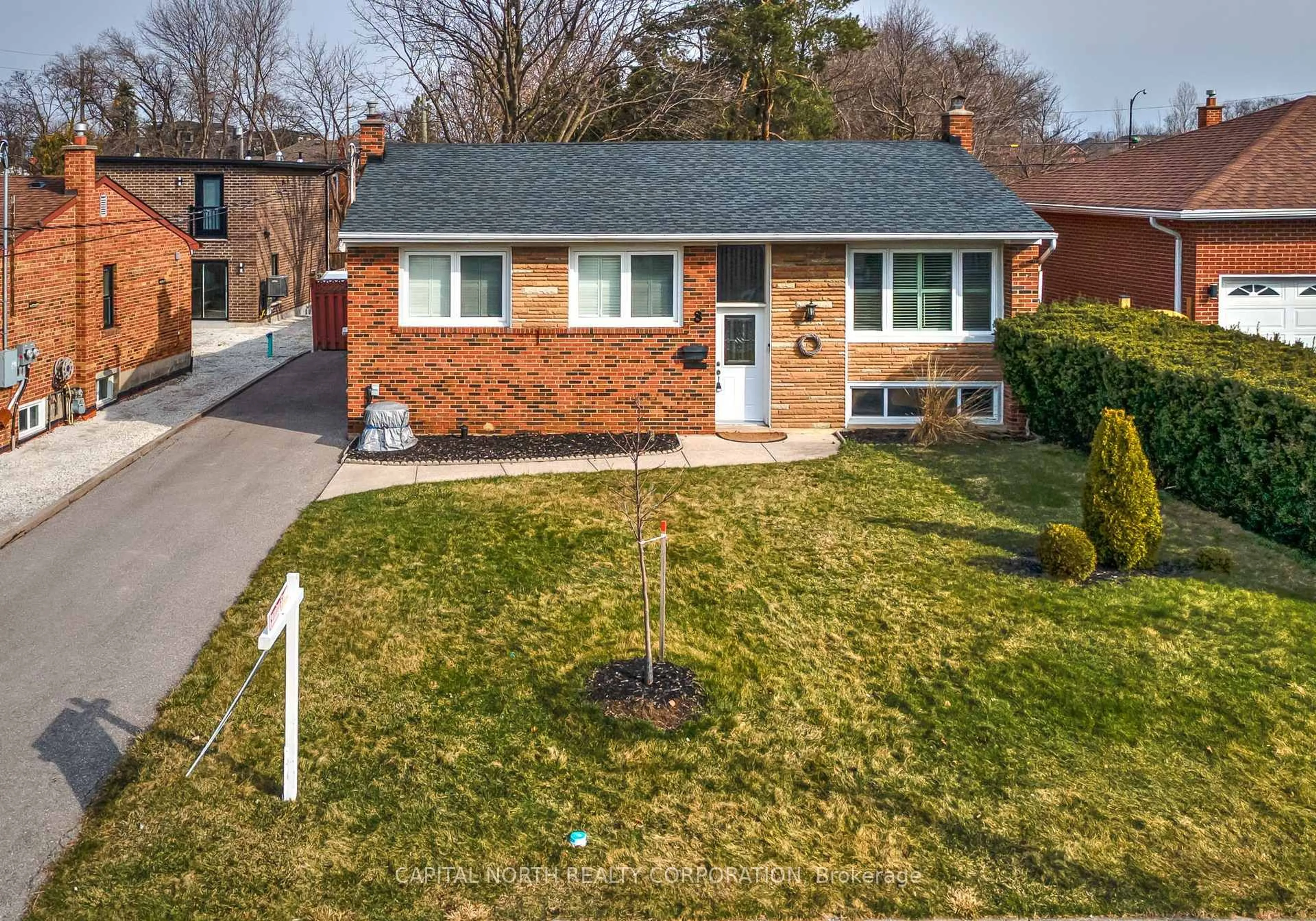 A pic from outside/outdoor area/front of a property/back of a property/a pic from drone, street for 8 Jubilee Cres, Toronto Ontario M9M 1L3
