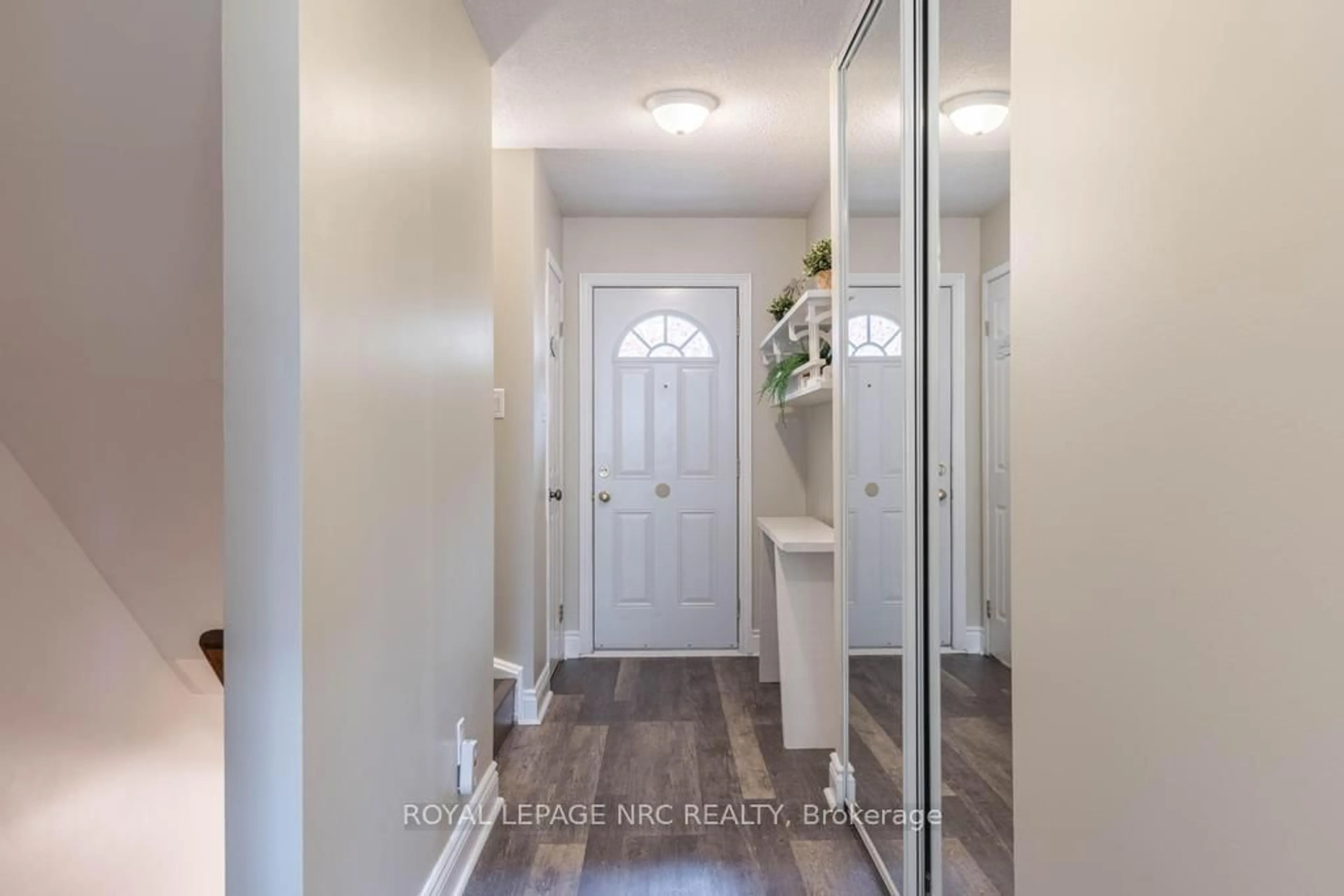 Indoor entryway for 680 Regency Crt #Unit 83, Burlington Ontario L7N 3L9