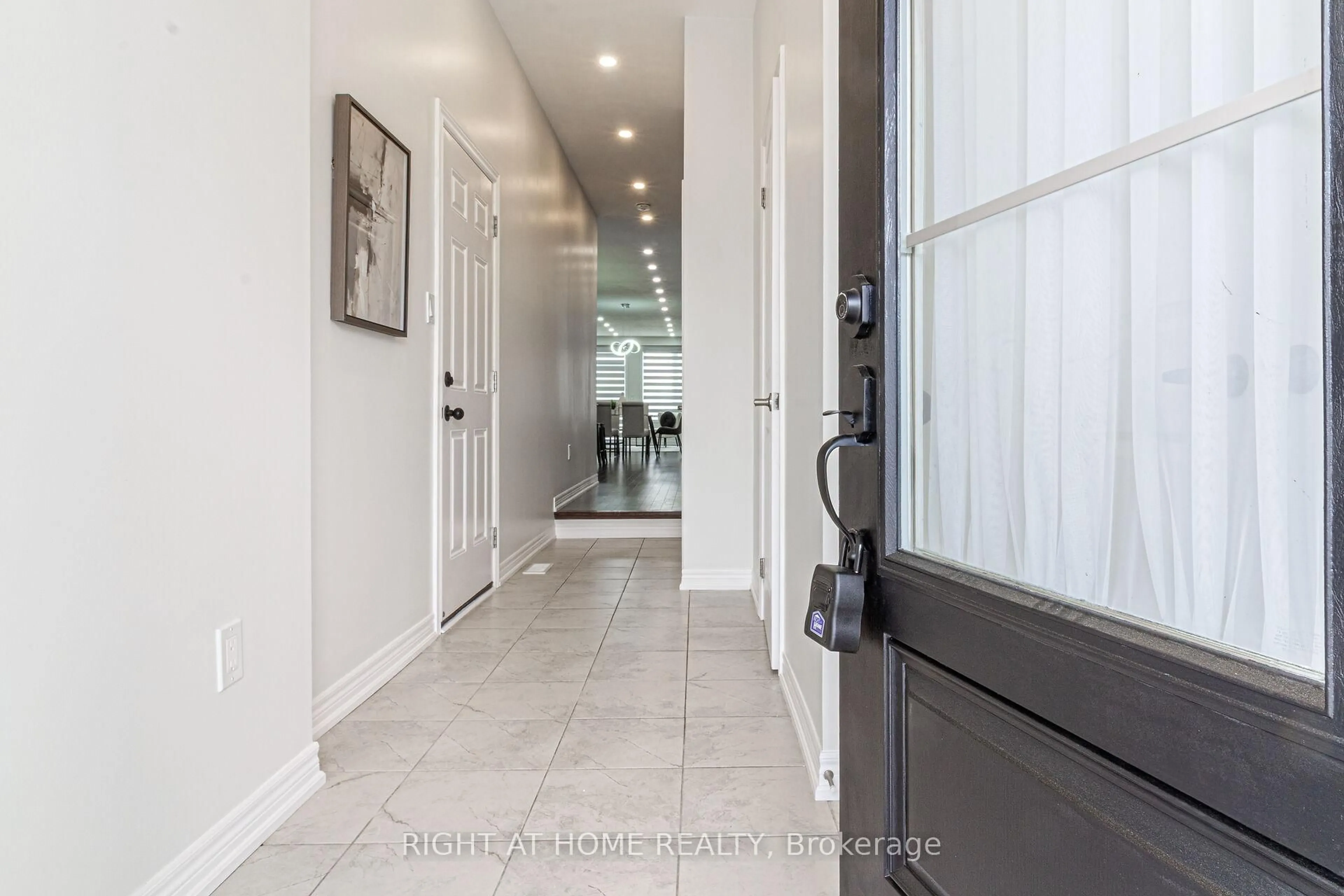 Indoor entryway for 1406 Farmstead Dr, Milton Ontario L9E 1K4