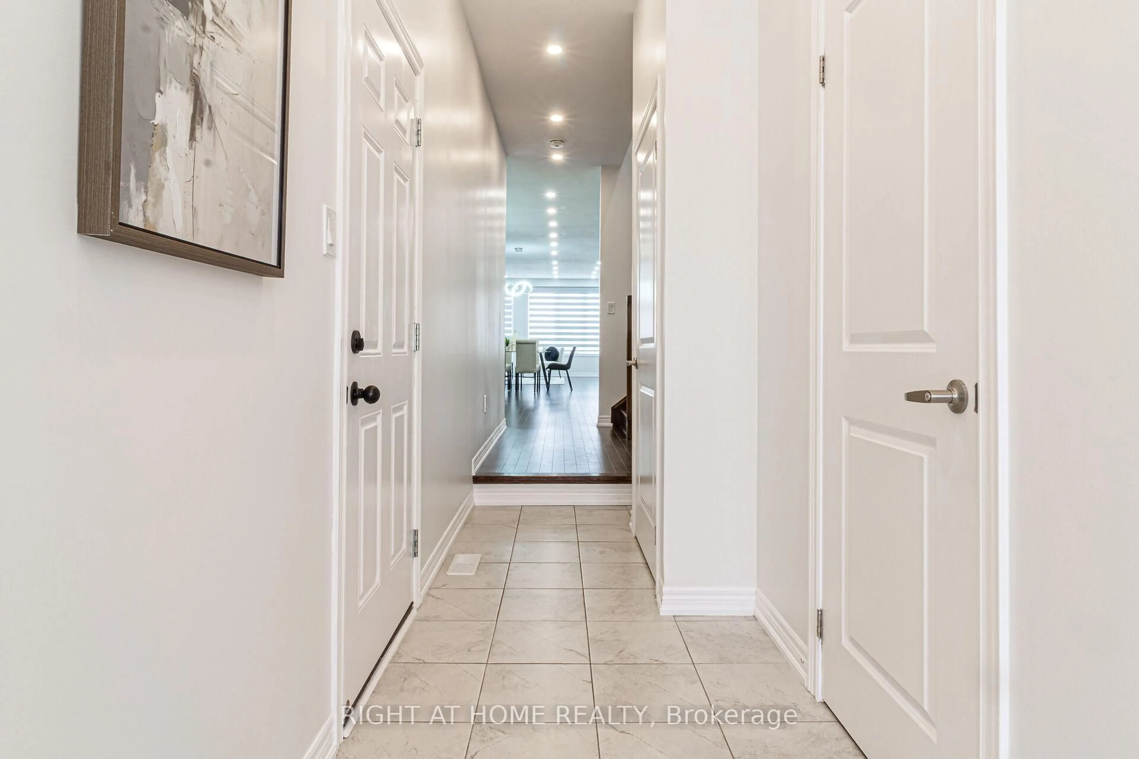 Indoor entryway for 1406 Farmstead Dr, Milton Ontario L9E 1K4