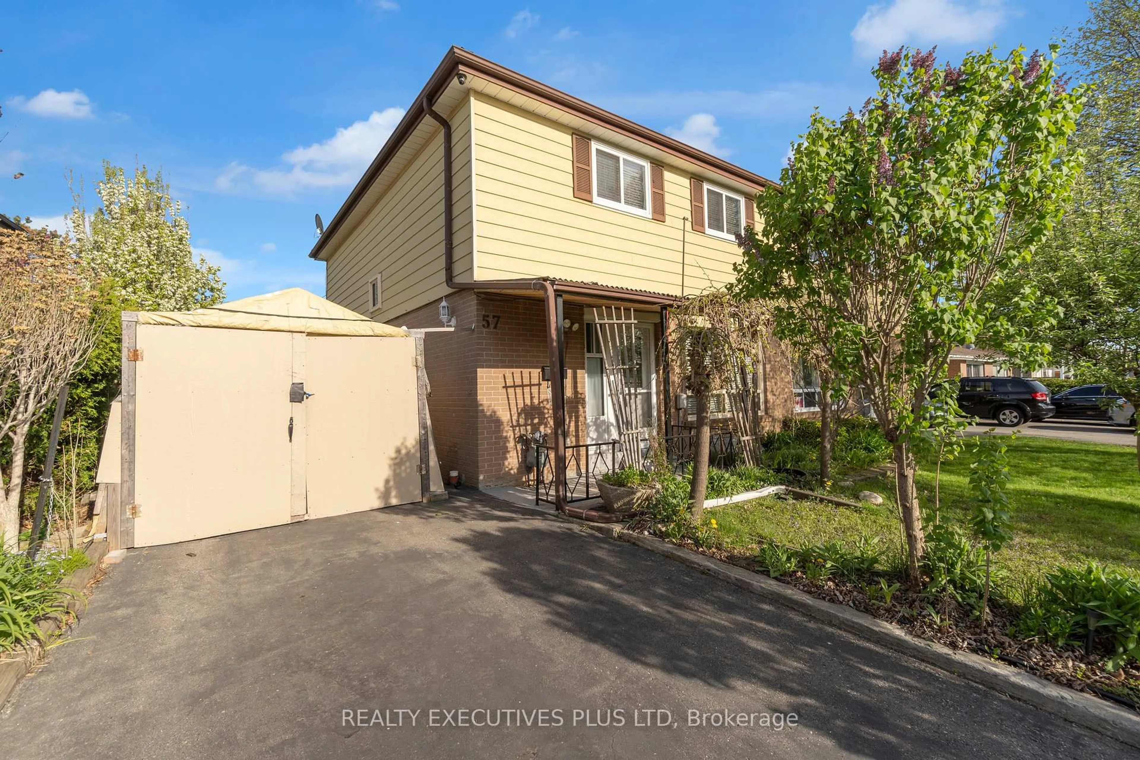 A pic from outside/outdoor area/front of a property/back of a property/a pic from drone, street for 57 Doncaster Dr, Brampton Ontario L6T 1S8