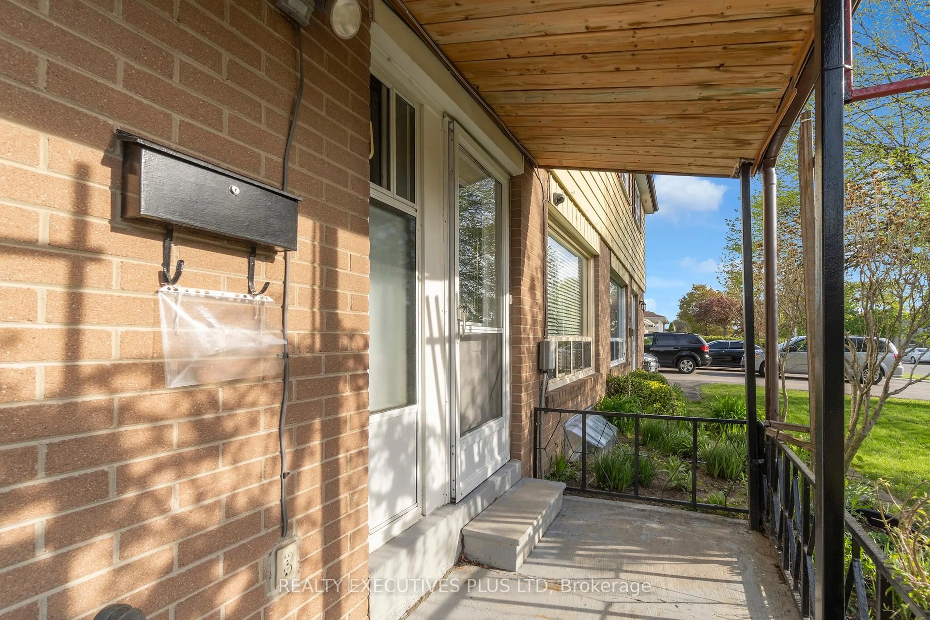 Patio, street for 57 Doncaster Dr, Brampton Ontario L6T 1S8