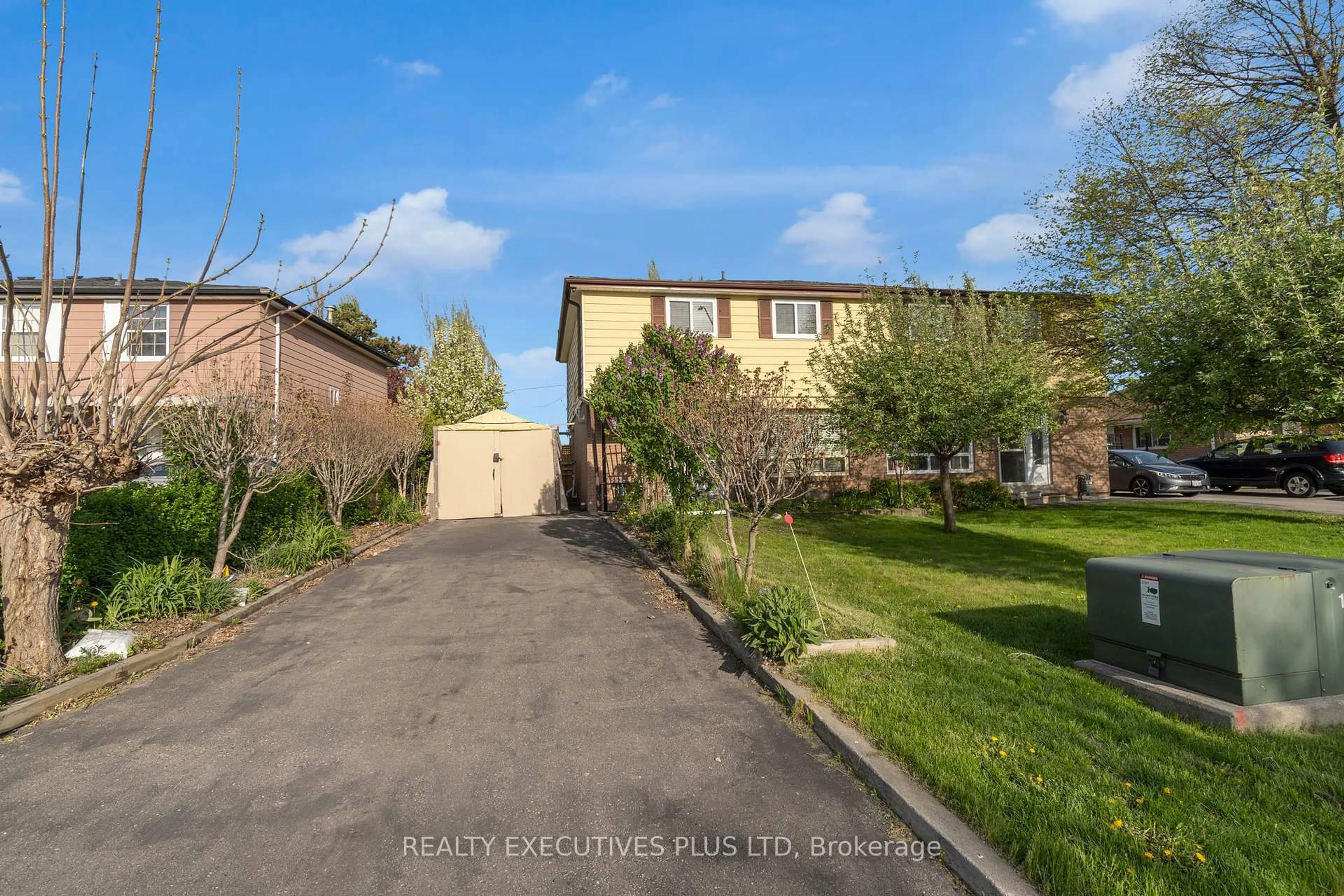A pic from outside/outdoor area/front of a property/back of a property/a pic from drone, street for 57 Doncaster Dr, Brampton Ontario L6T 1S8