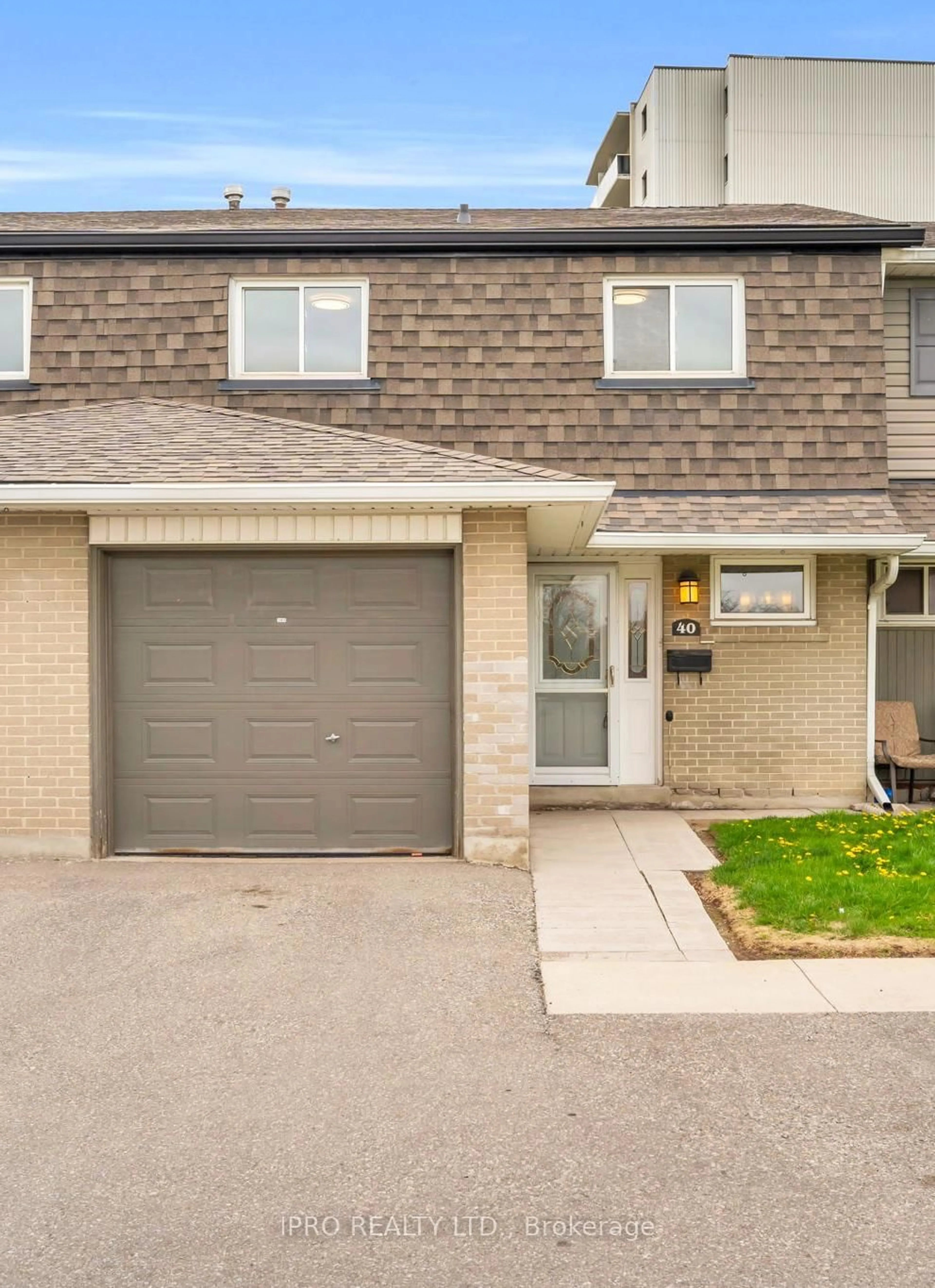 Home with vinyl exterior material, street for 40 Village Crt, Brampton Ontario L6W 1A6