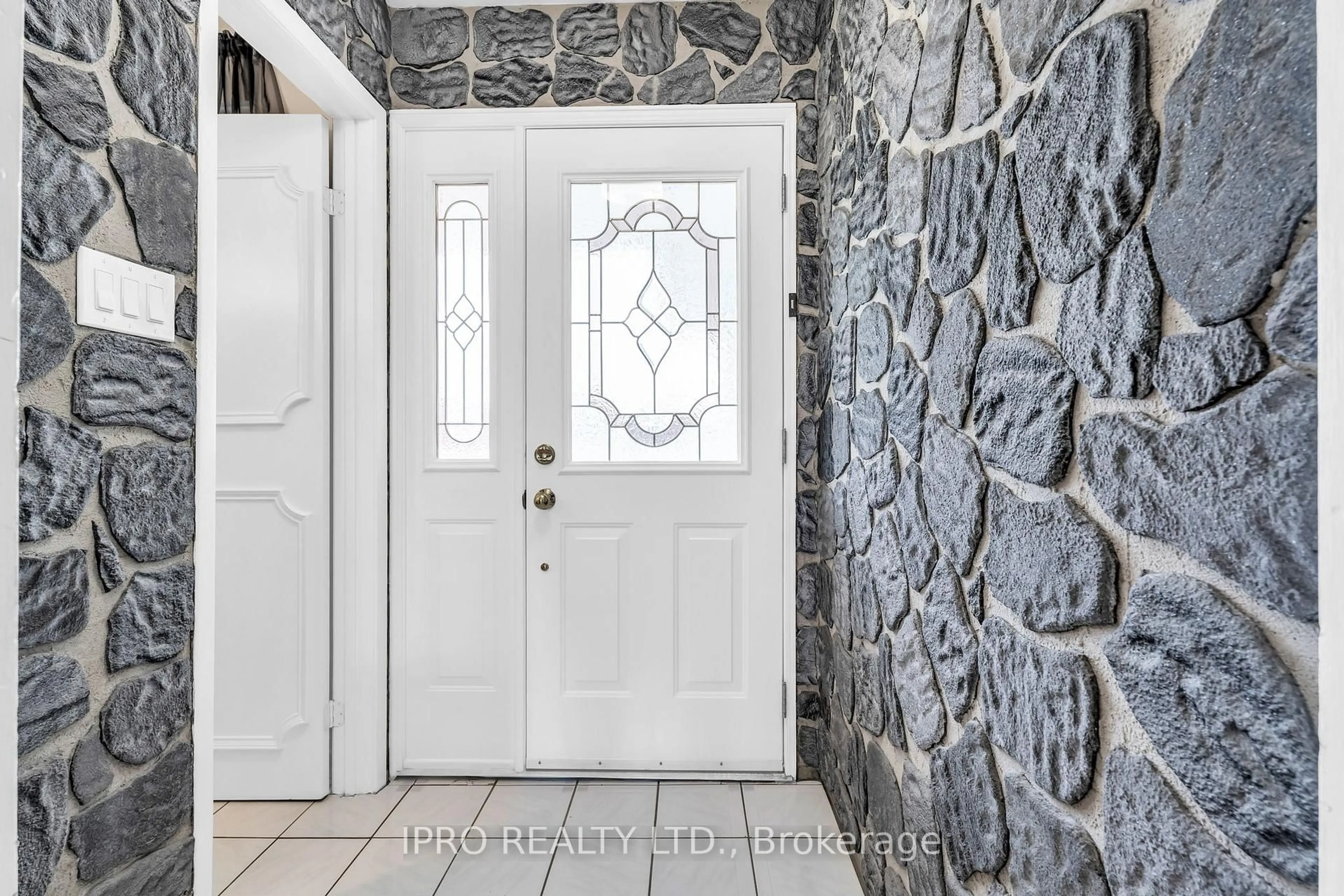 Indoor entryway for 40 Village Crt, Brampton Ontario L6W 1A6