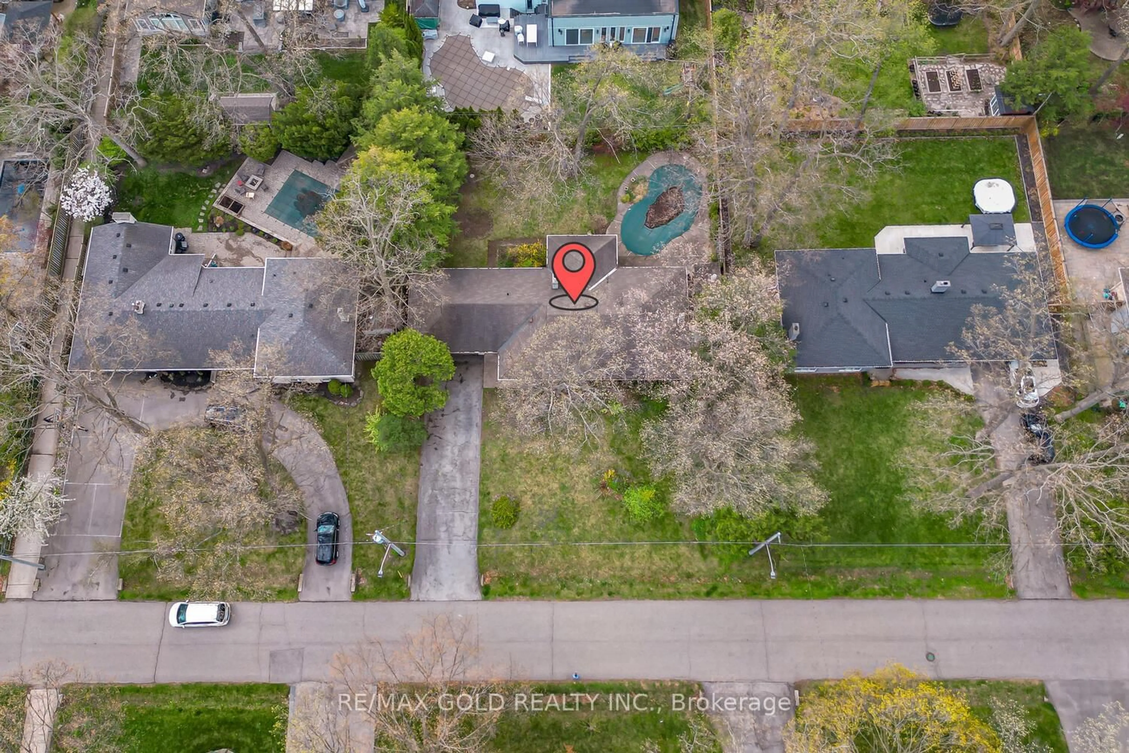 A pic from outside/outdoor area/front of a property/back of a property/a pic from drone, street for 1534 Randor Dr, Mississauga Ontario L5J 3C7