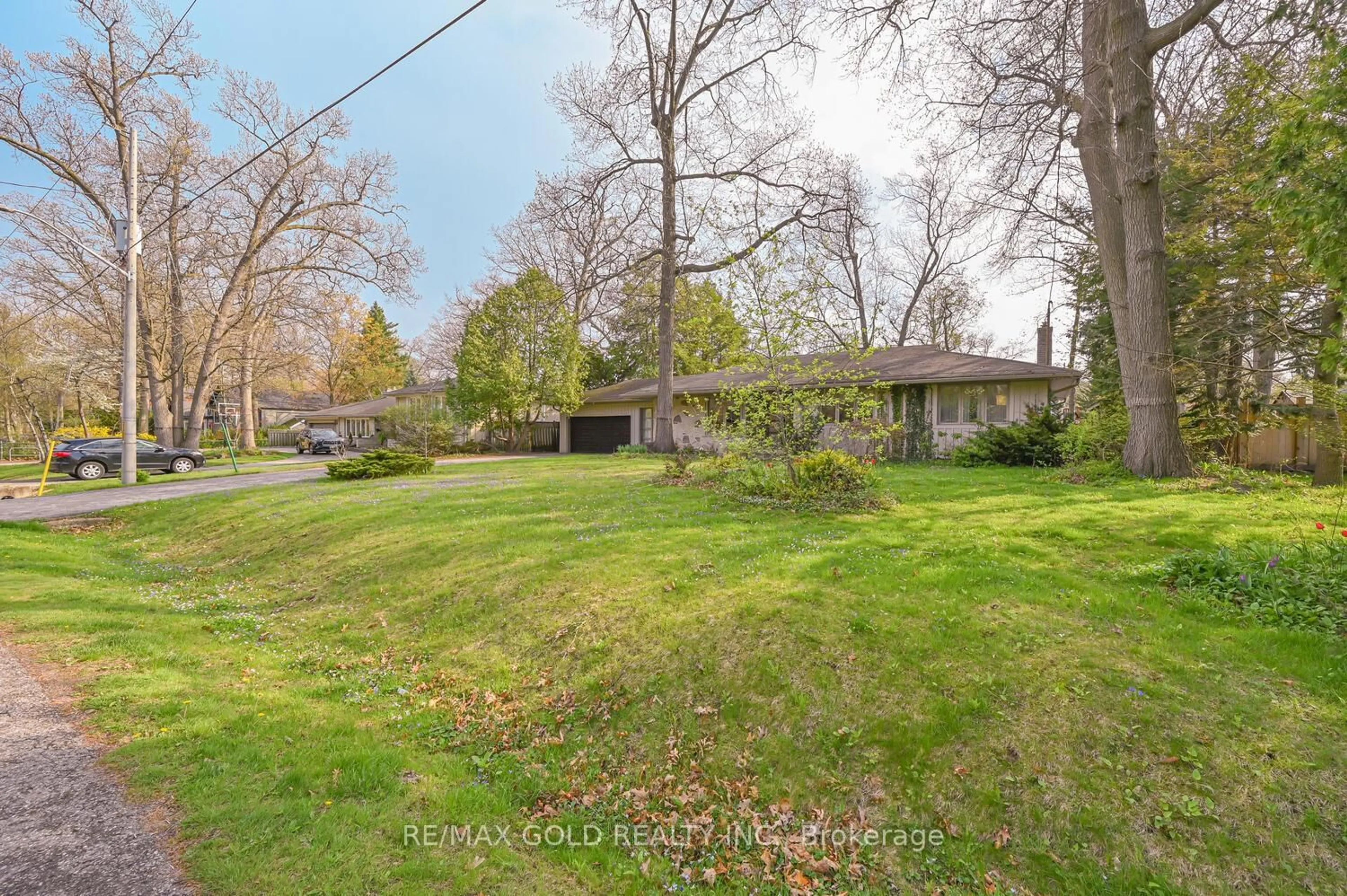 A pic from outside/outdoor area/front of a property/back of a property/a pic from drone, street for 1534 Randor Dr, Mississauga Ontario L5J 3C7