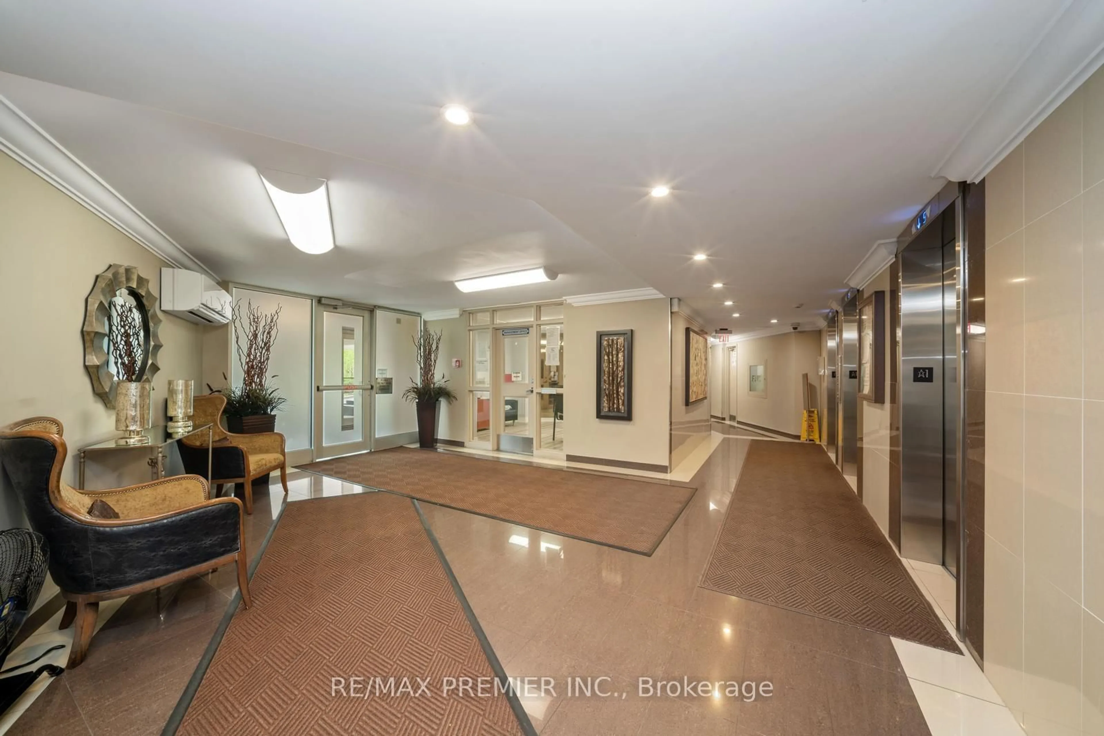 Indoor foyer for 530 Lolita Gdns #808, Mississauga Ontario L5A 3T2