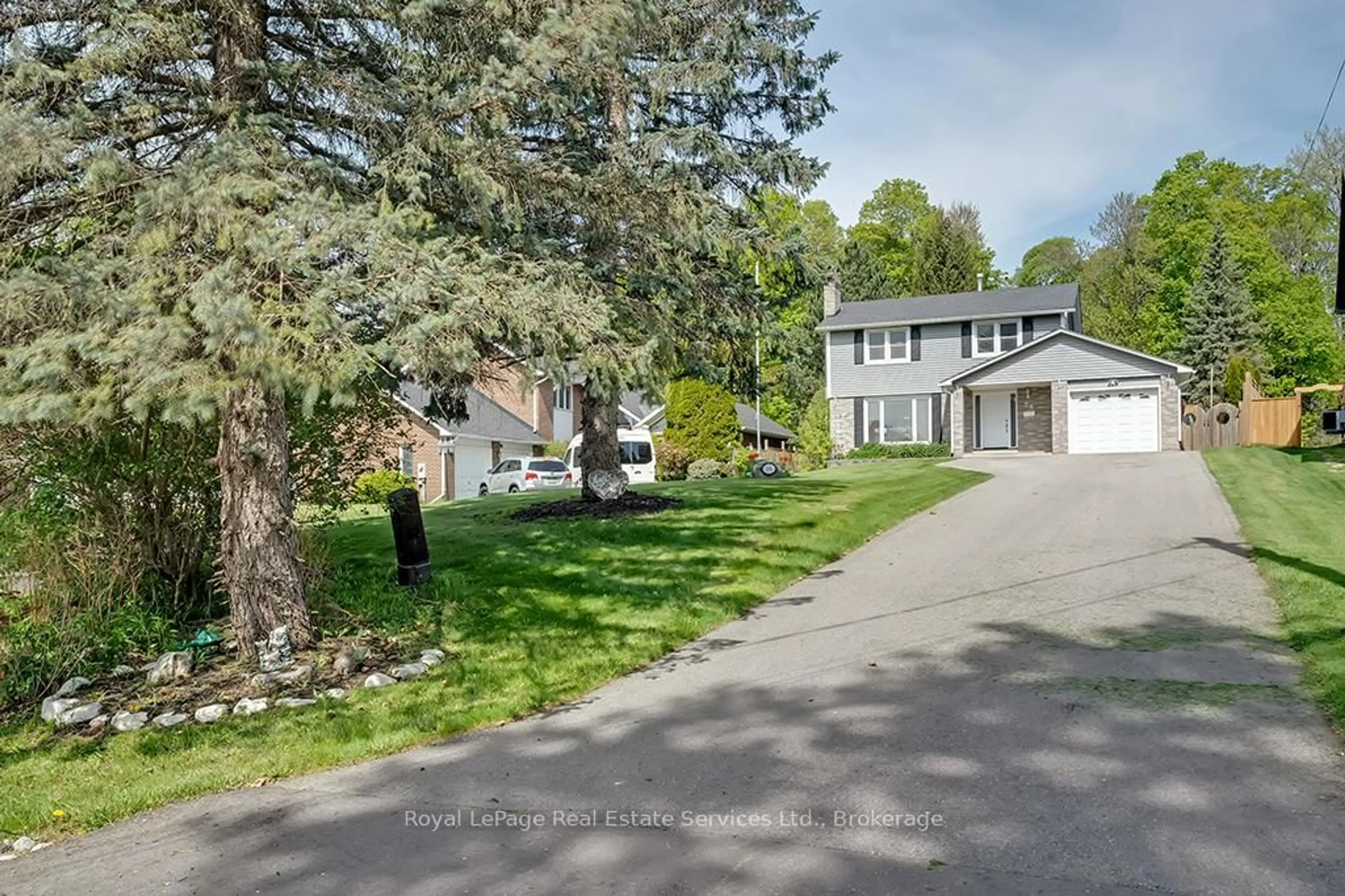 A pic from outside/outdoor area/front of a property/back of a property/a pic from drone, street for 28 Ann St, Halton Hills Ontario L7G 2V2