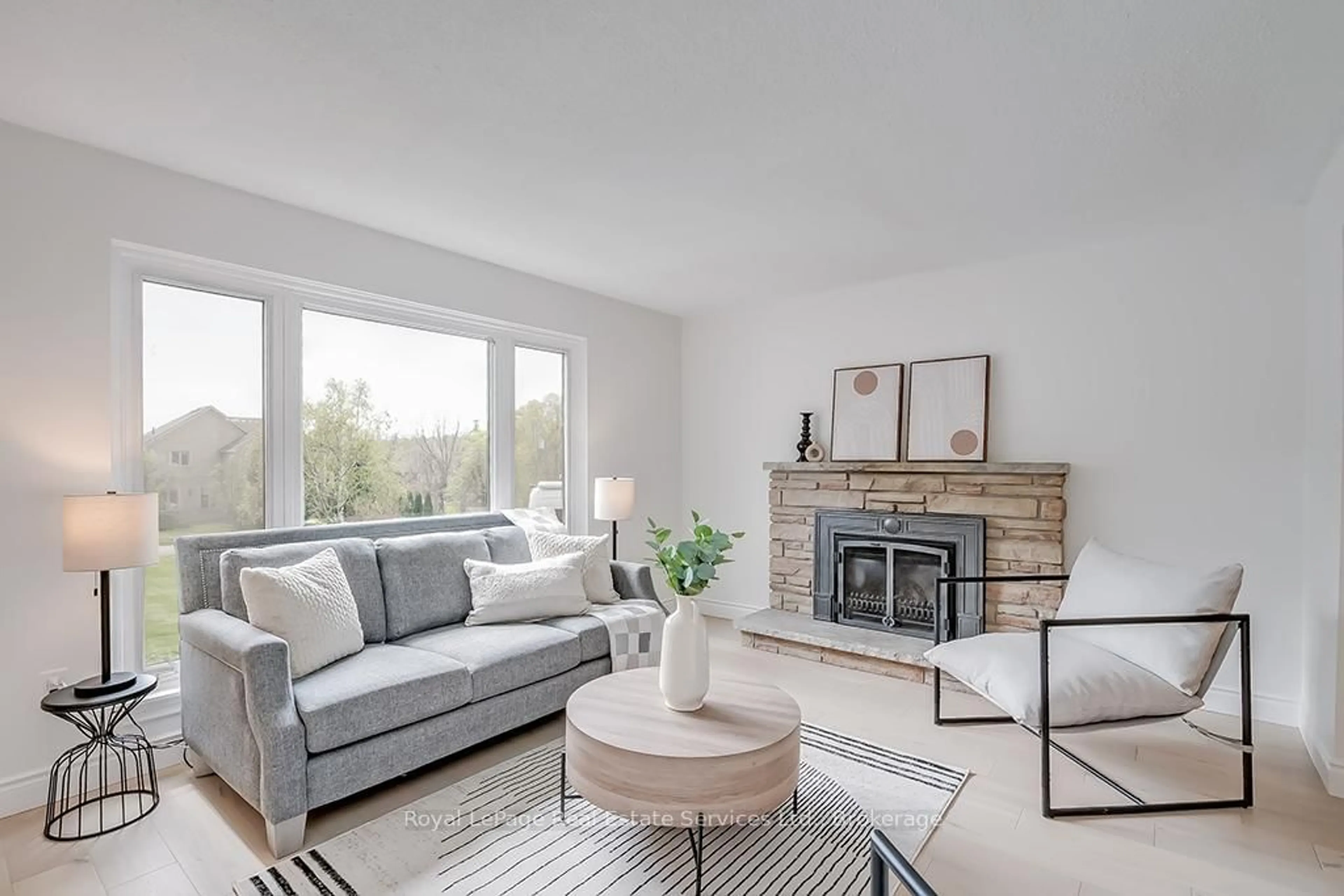 Living room with furniture, unknown for 28 Ann St, Halton Hills Ontario L7G 2V2
