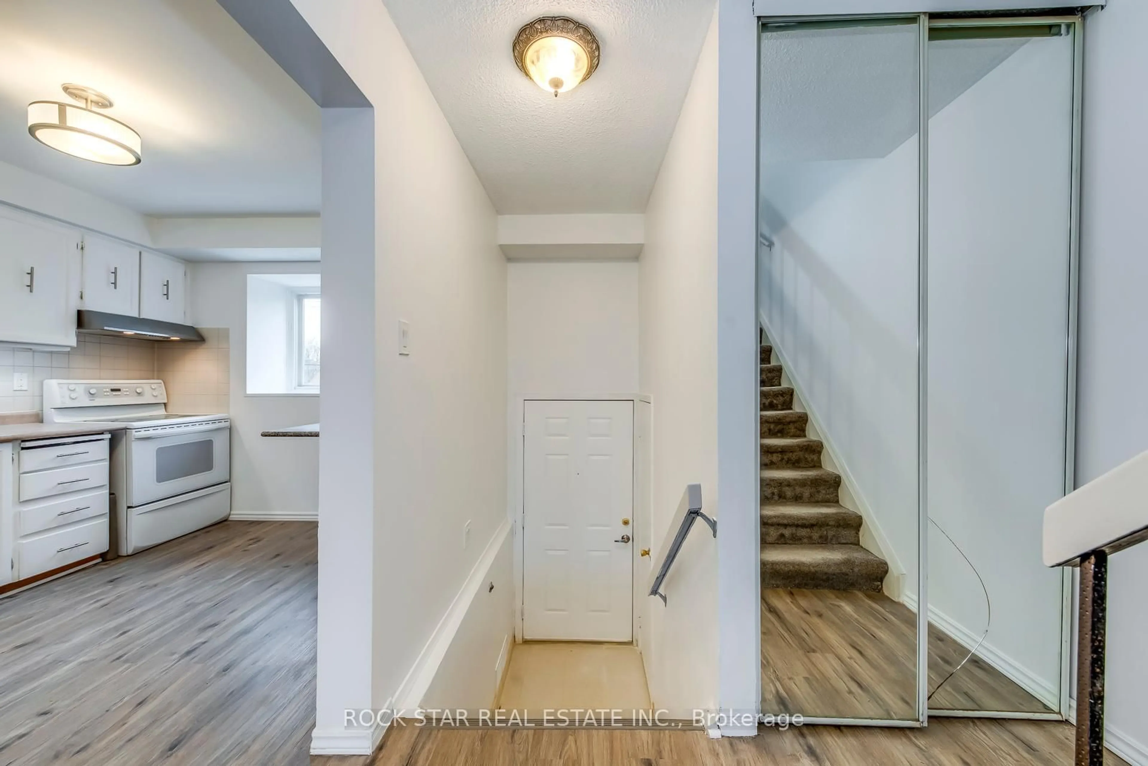 Indoor entryway for 5 Moregate Cres #69, Brampton Ontario L6S 3K9