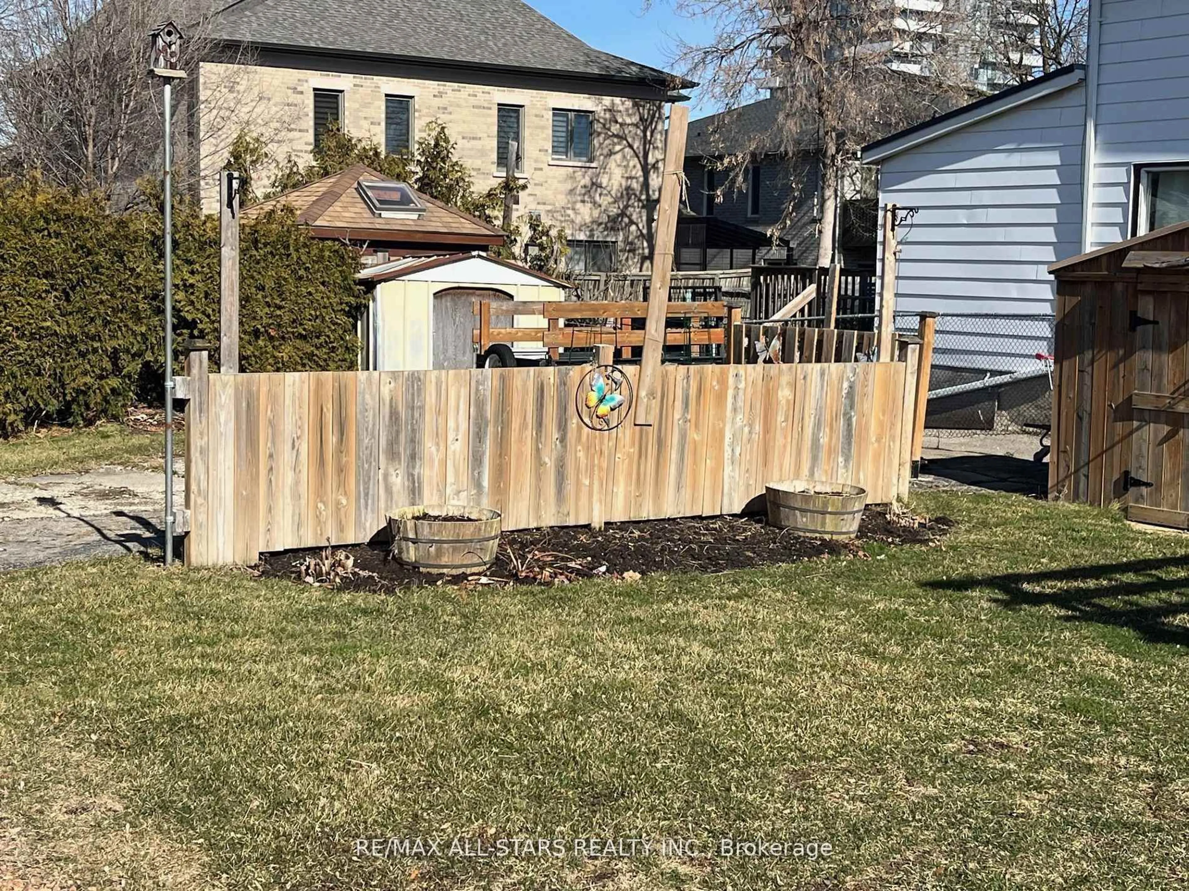 Unknown for 4 Eastern Ave, Brampton Ontario L6W 1X6