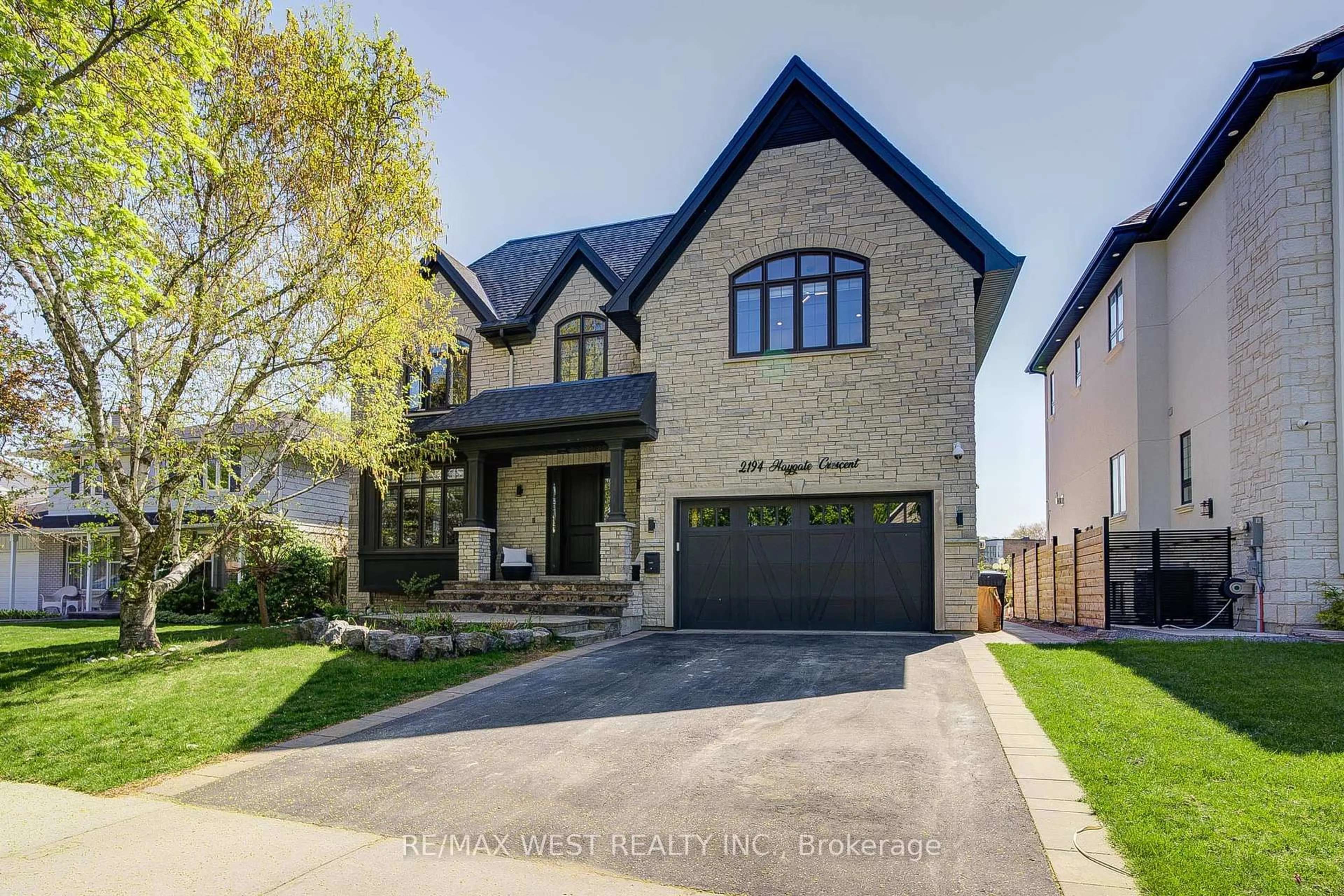 Home with brick exterior material, street for 2194 Haygate Cres, Mississauga Ontario L5K 1L5