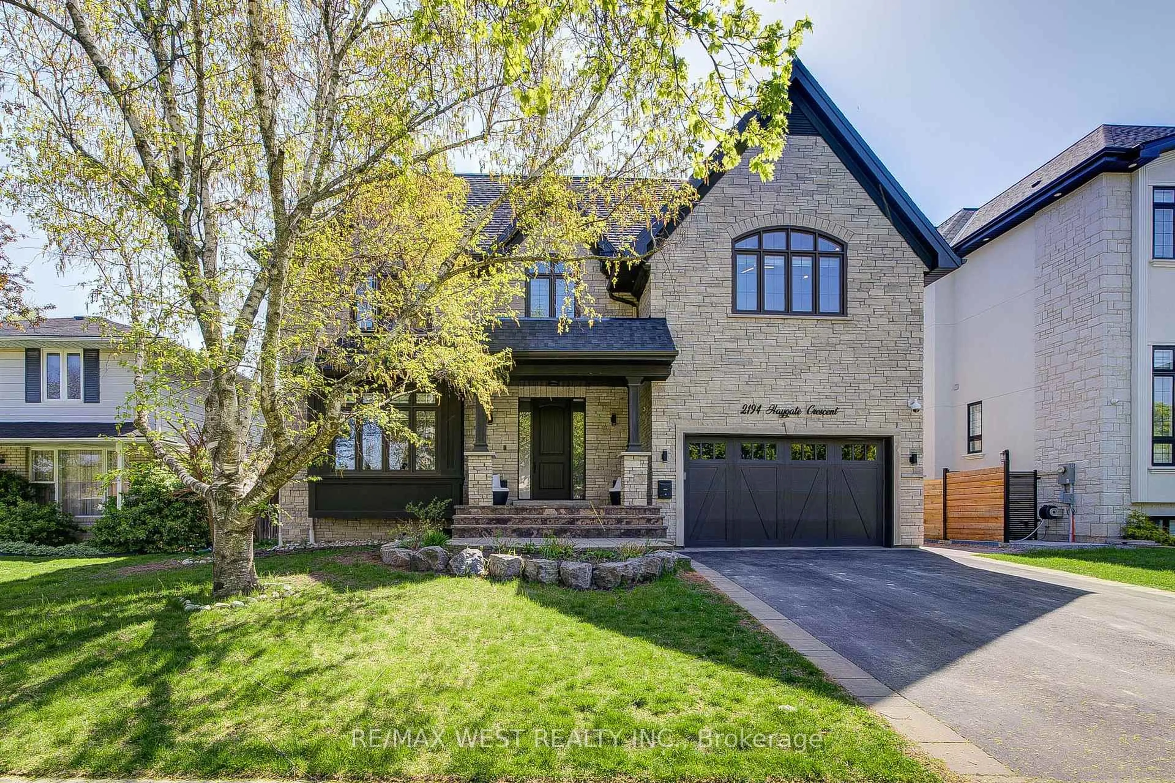 Home with brick exterior material, street for 2194 Haygate Cres, Mississauga Ontario L5K 1L5