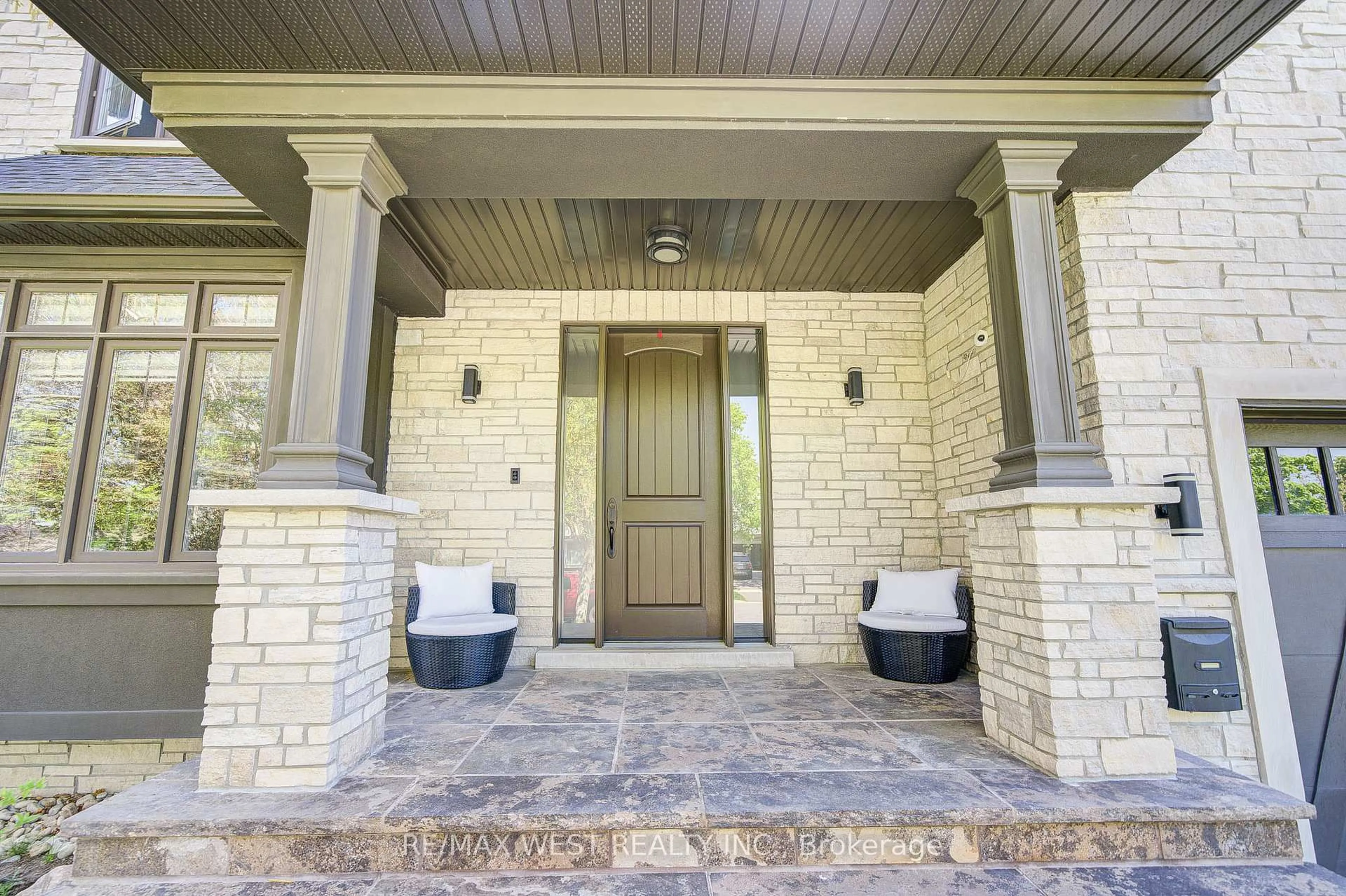 Indoor entryway for 2194 Haygate Cres, Mississauga Ontario L5K 1L5