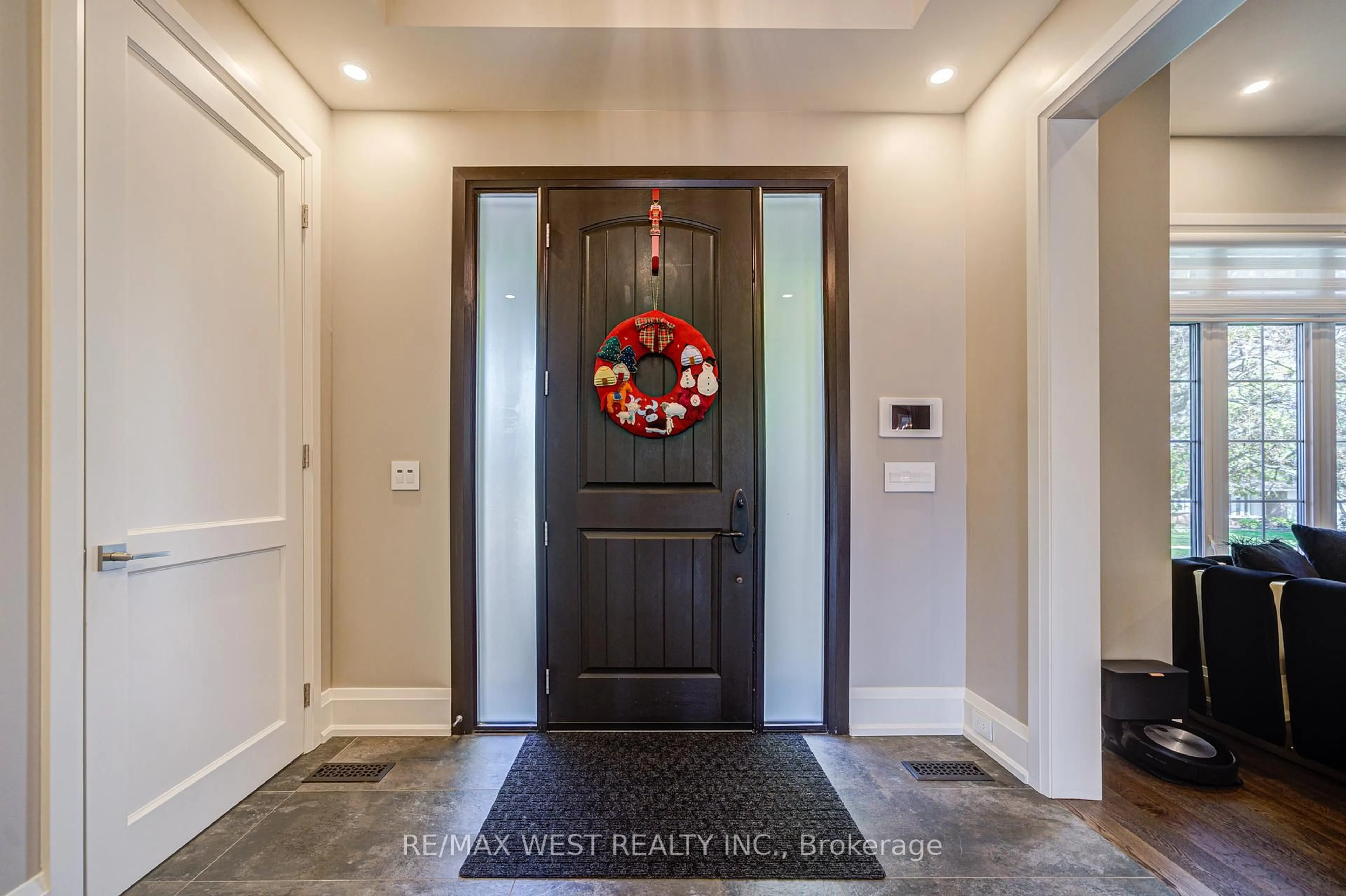 Indoor entryway for 2194 Haygate Cres, Mississauga Ontario L5K 1L5