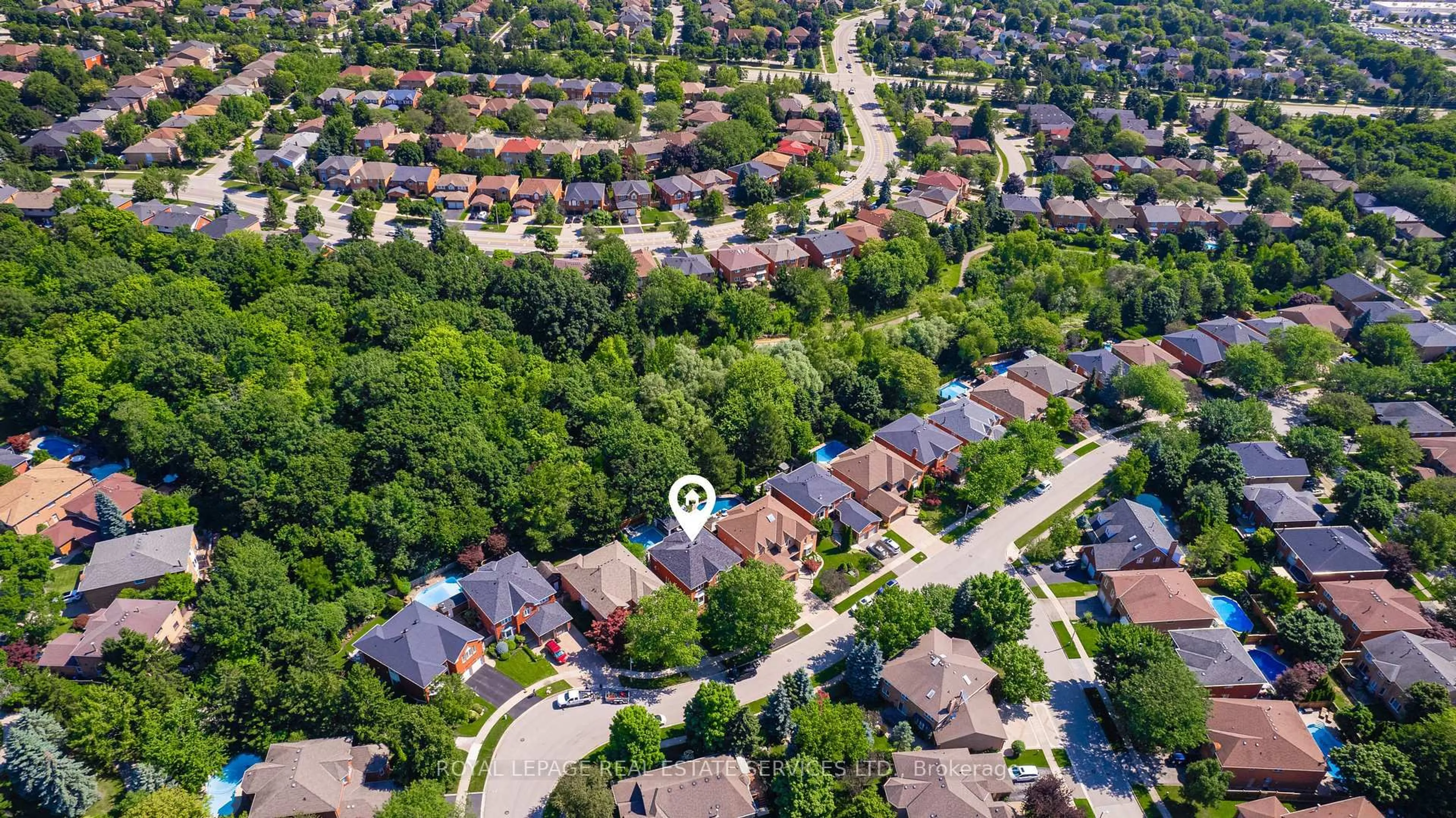 A pic from outside/outdoor area/front of a property/back of a property/a pic from drone, street for 1217 Bowman Dr, Oakville Ontario L6M 2T4