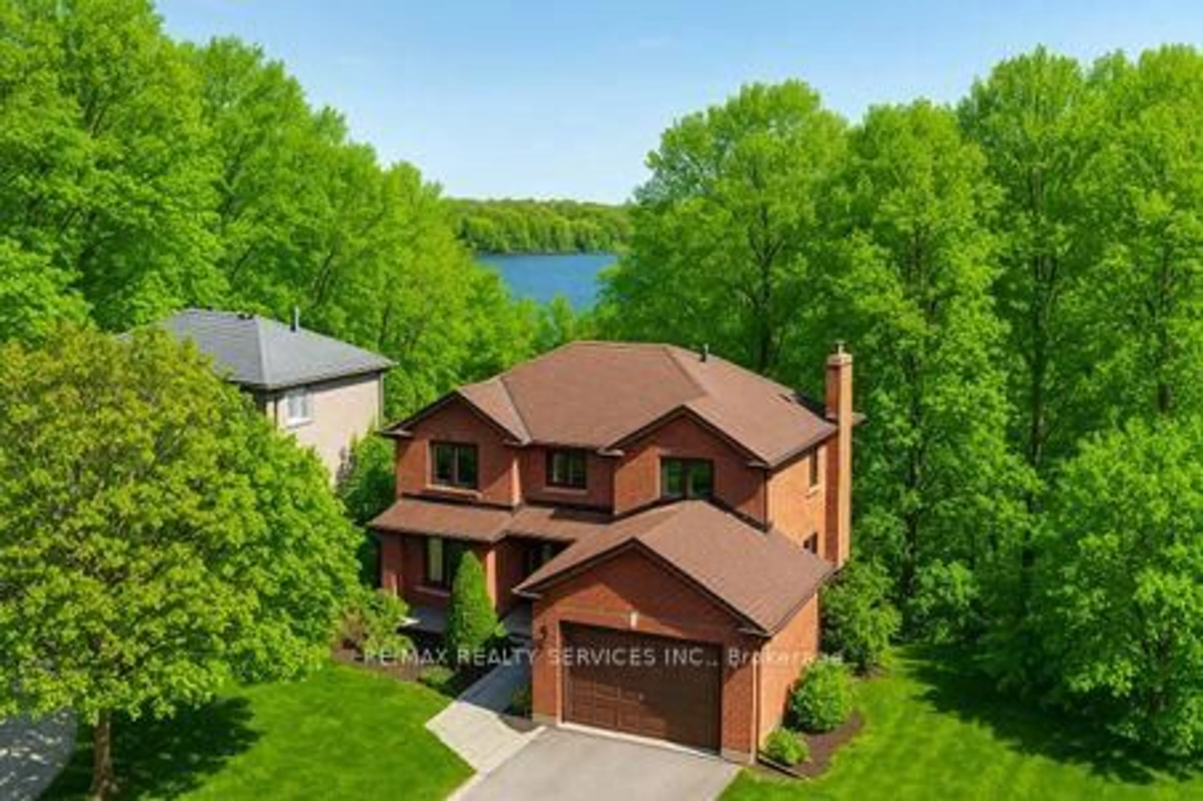 A pic from outside/outdoor area/front of a property/back of a property/a pic from drone, water/lake/river/ocean view for 25 Brookbank Crt, Brampton Ontario L6Z 3G4