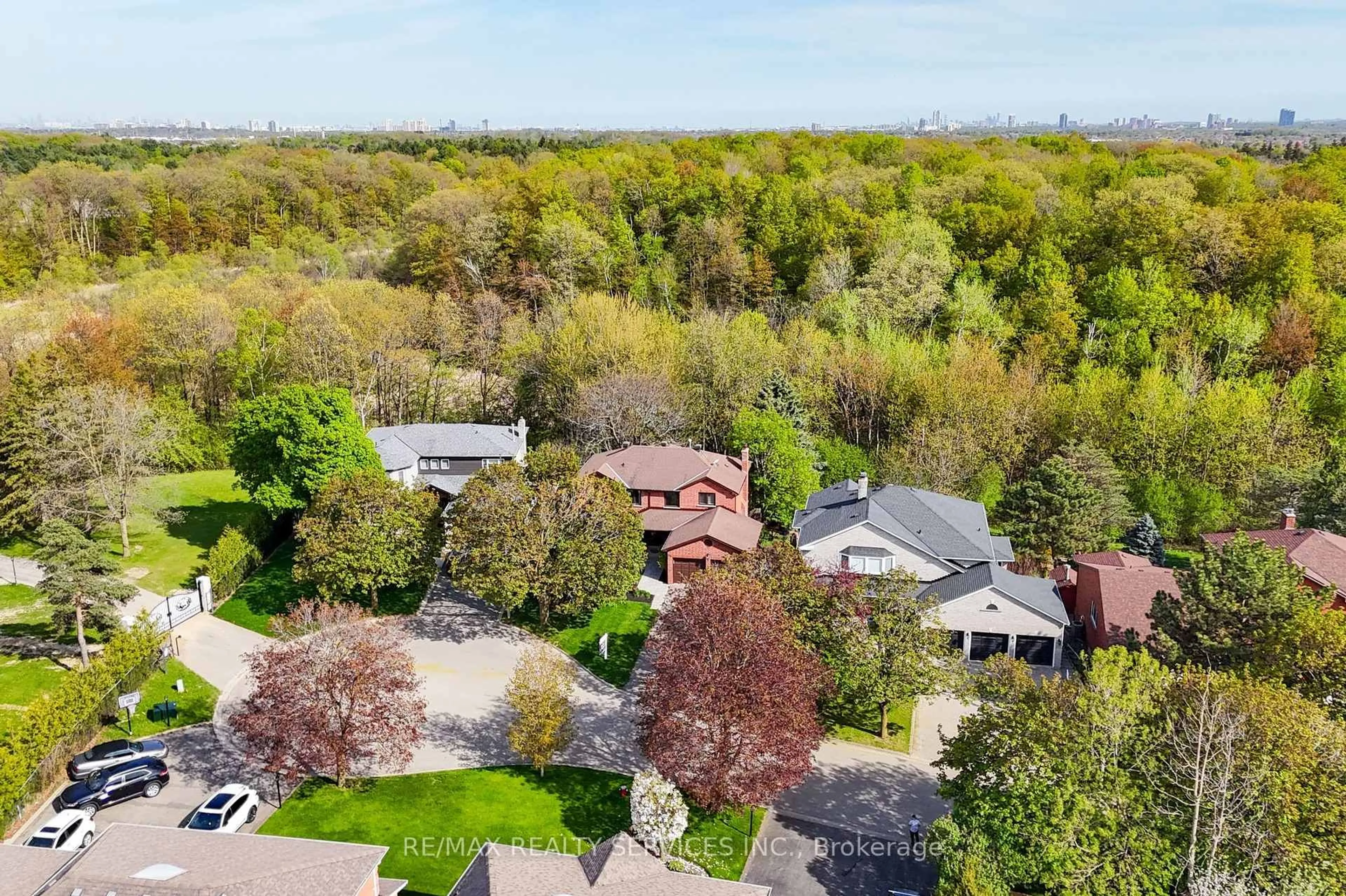 A pic from outside/outdoor area/front of a property/back of a property/a pic from drone, street for 25 Brookbank Crt, Brampton Ontario L6Z 3G4