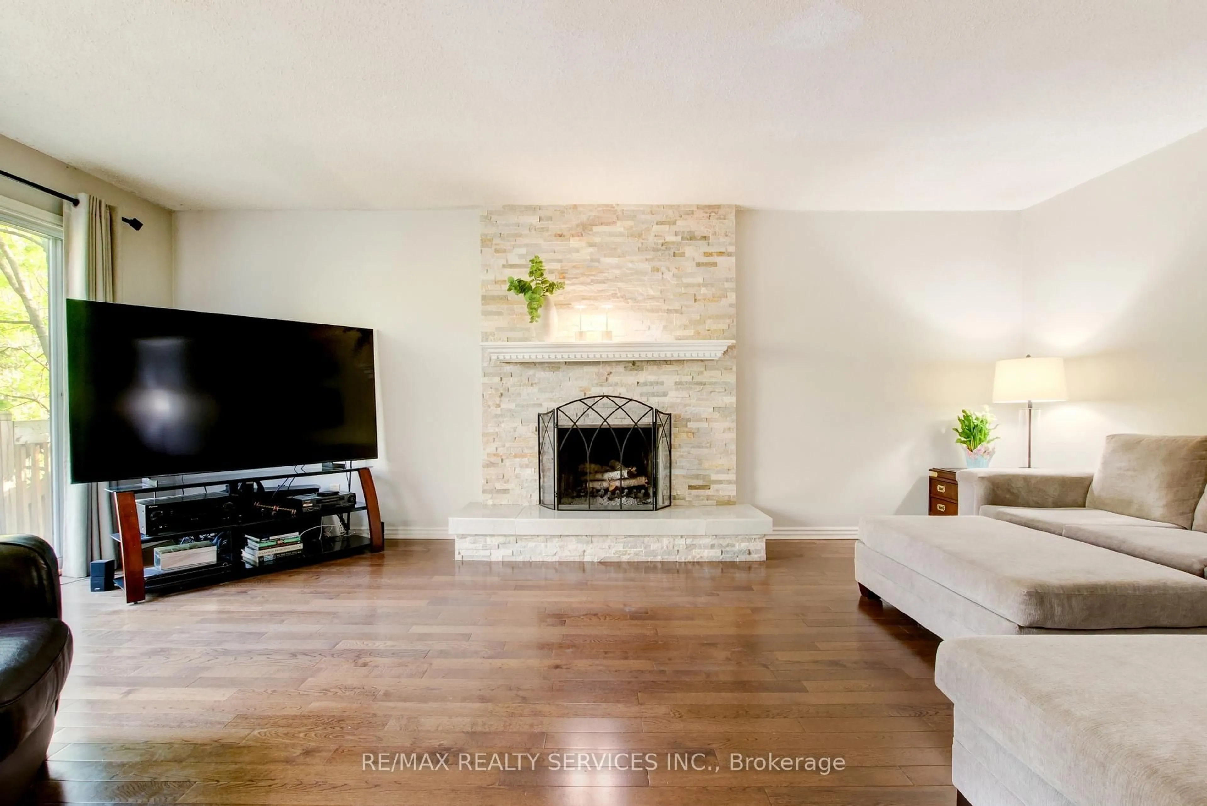 Living room with furniture, unknown for 25 Brookbank Crt, Brampton Ontario L6Z 3G4