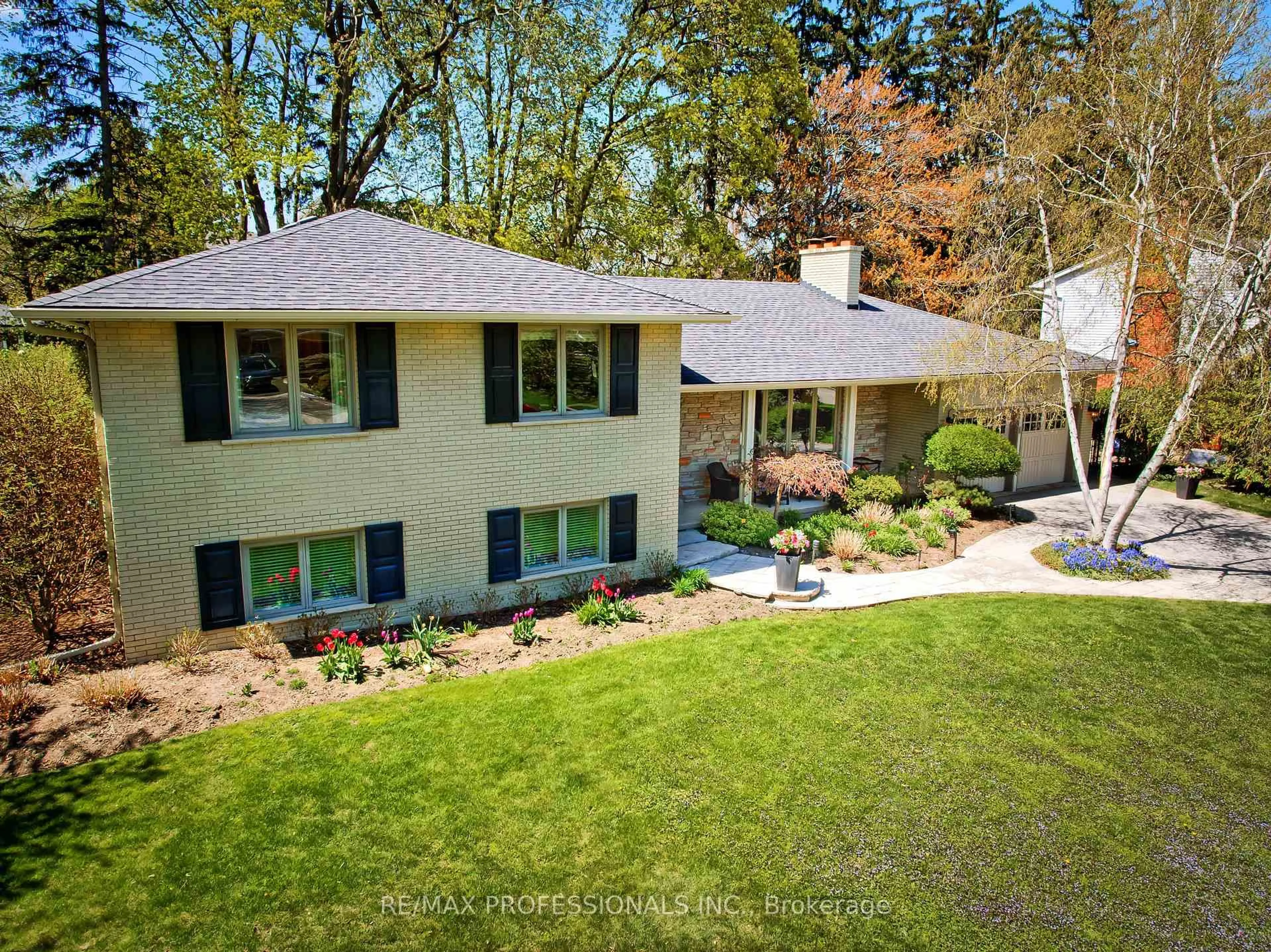 A pic from outside/outdoor area/front of a property/back of a property/a pic from drone, unknown for 1554 Wateska Blvd, Mississauga Ontario L5H 2R2