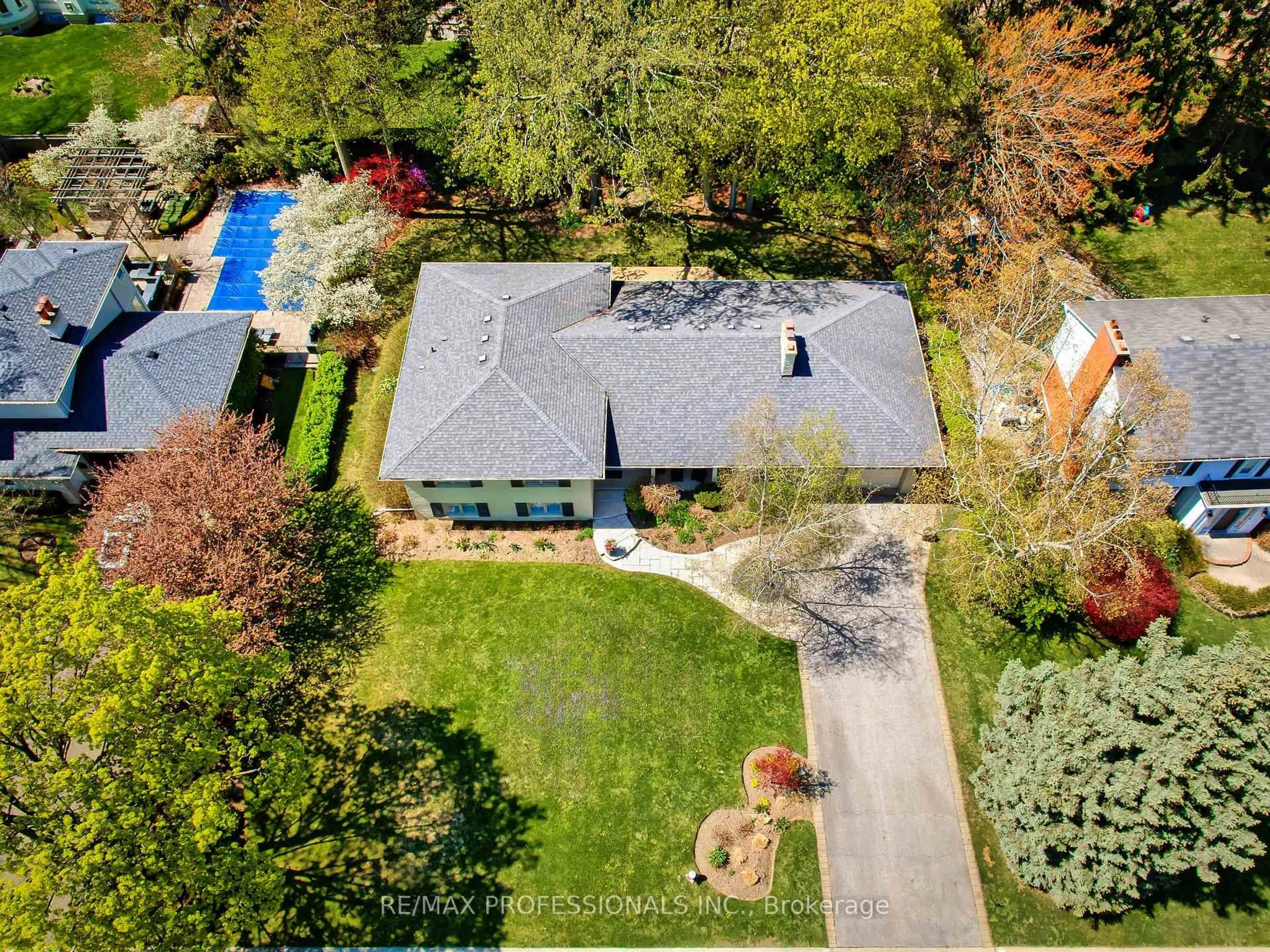 A pic from outside/outdoor area/front of a property/back of a property/a pic from drone, street for 1554 Wateska Blvd, Mississauga Ontario L5H 2R2