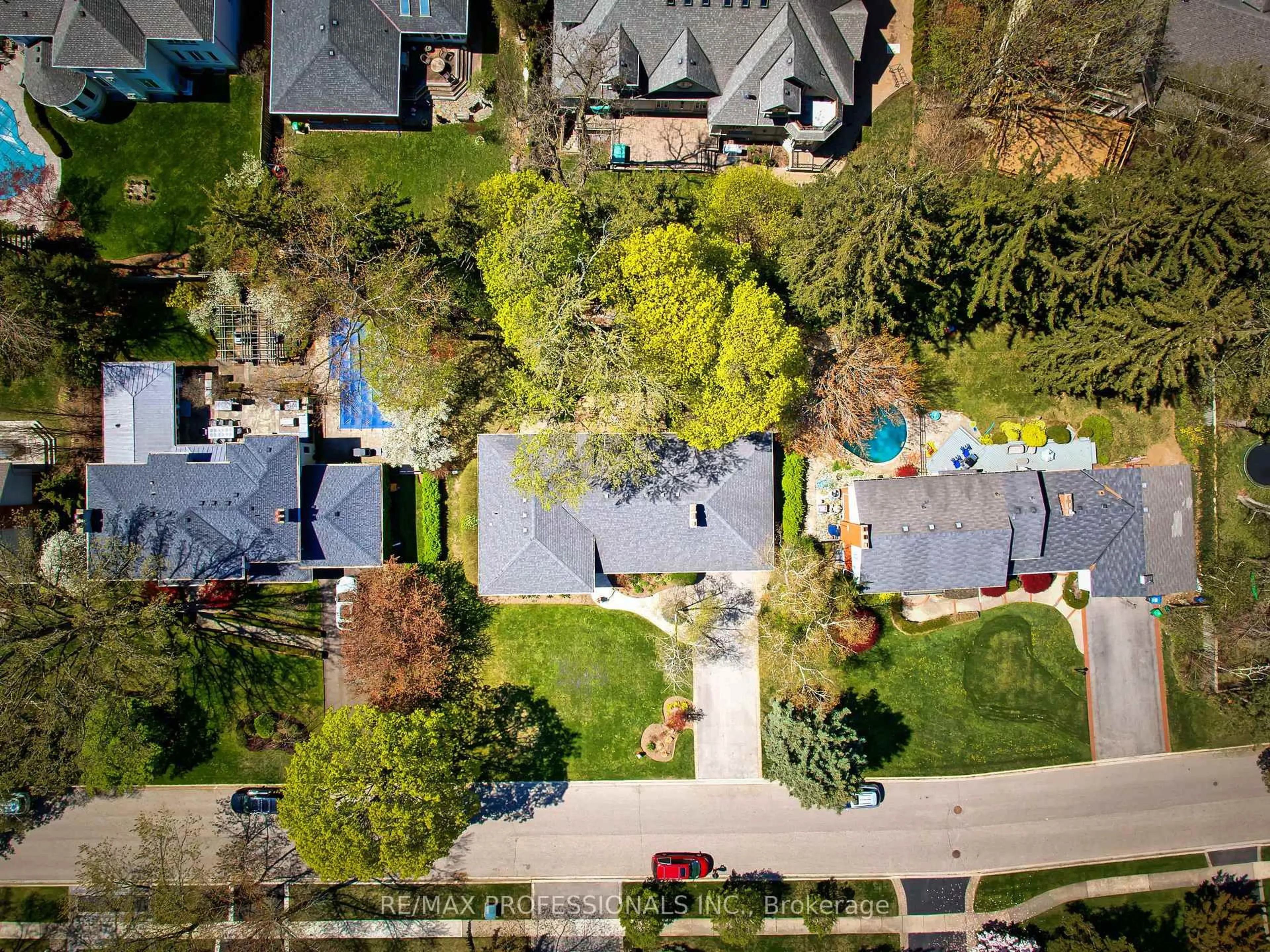 A pic from outside/outdoor area/front of a property/back of a property/a pic from drone, street for 1554 Wateska Blvd, Mississauga Ontario L5H 2R2
