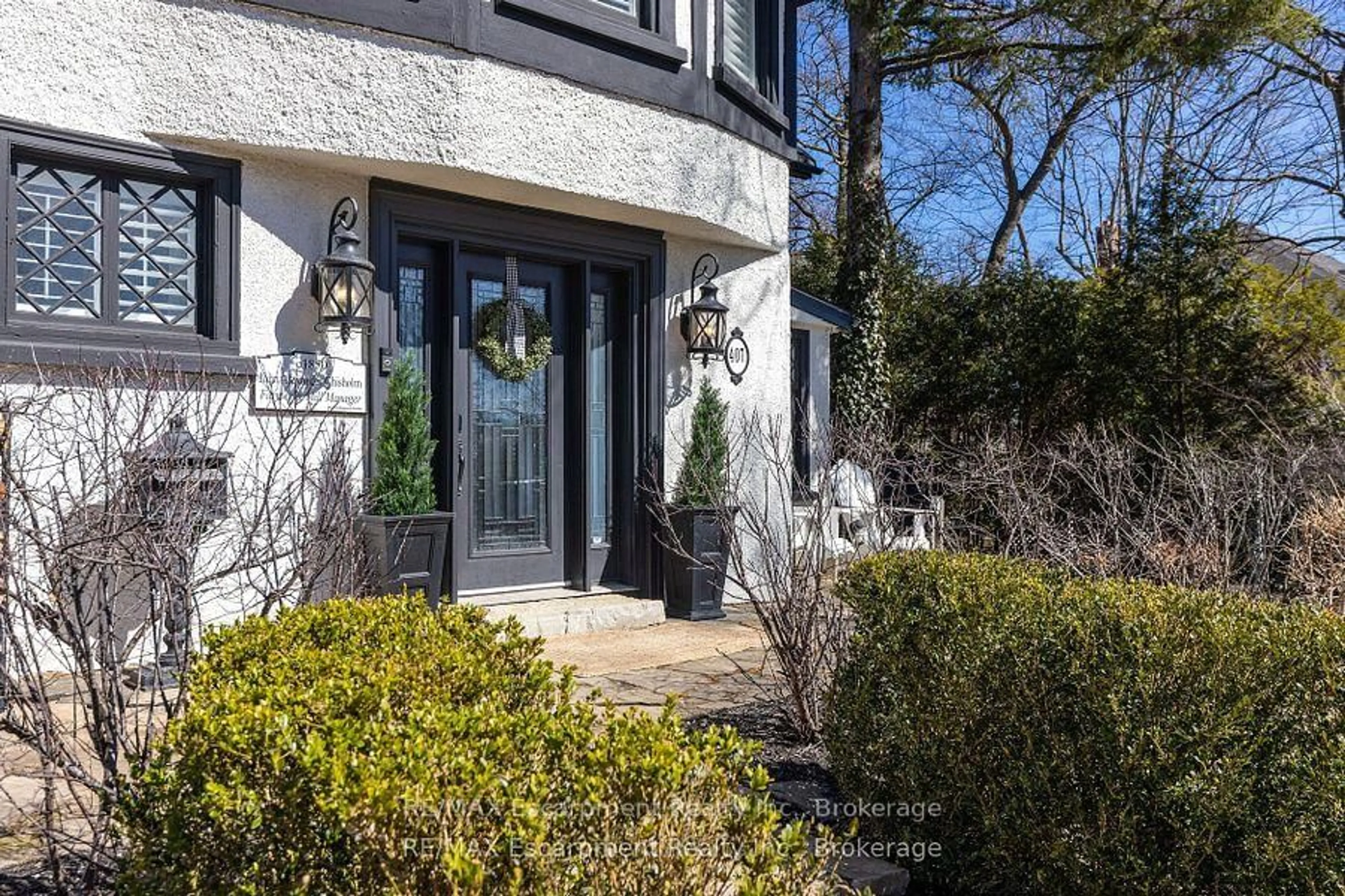 Indoor entryway for 407 Trafalgar Rd, Oakville Ontario L6J 3H8