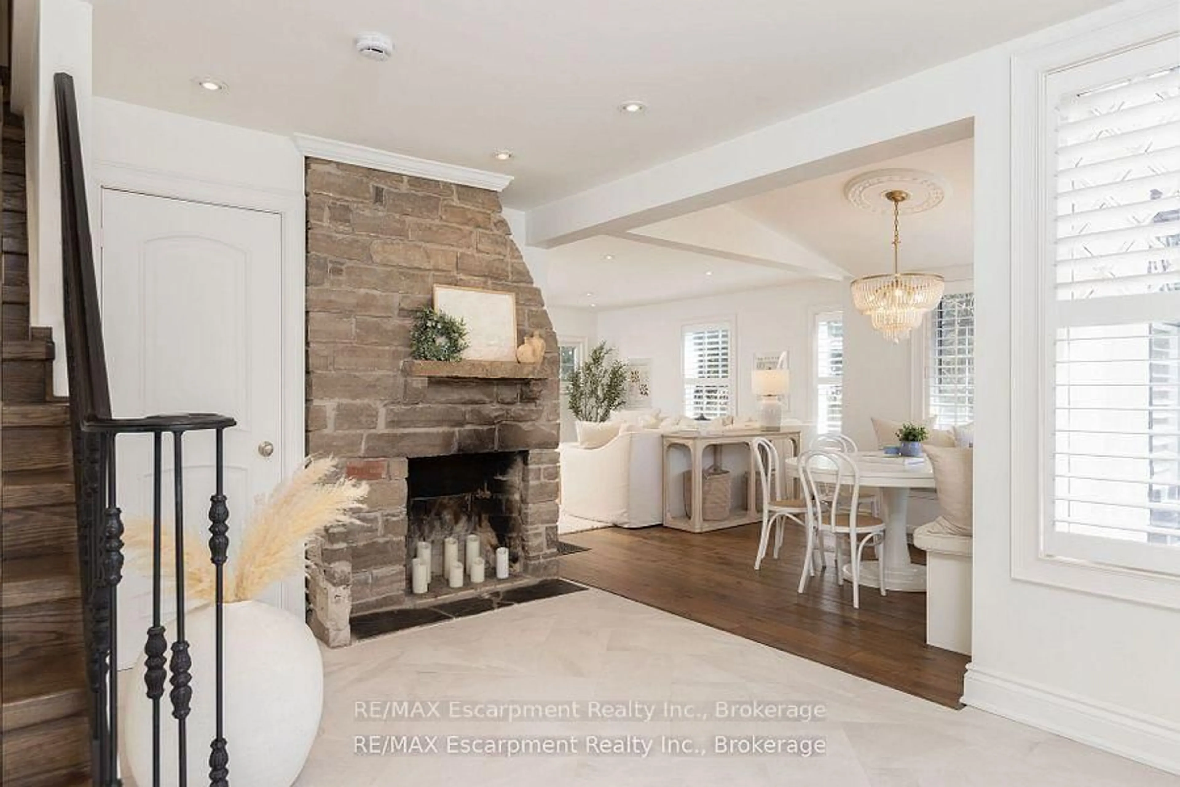 Open concept kitchen, ceramic/tile floor for 407 Trafalgar Rd, Oakville Ontario L6J 3H8