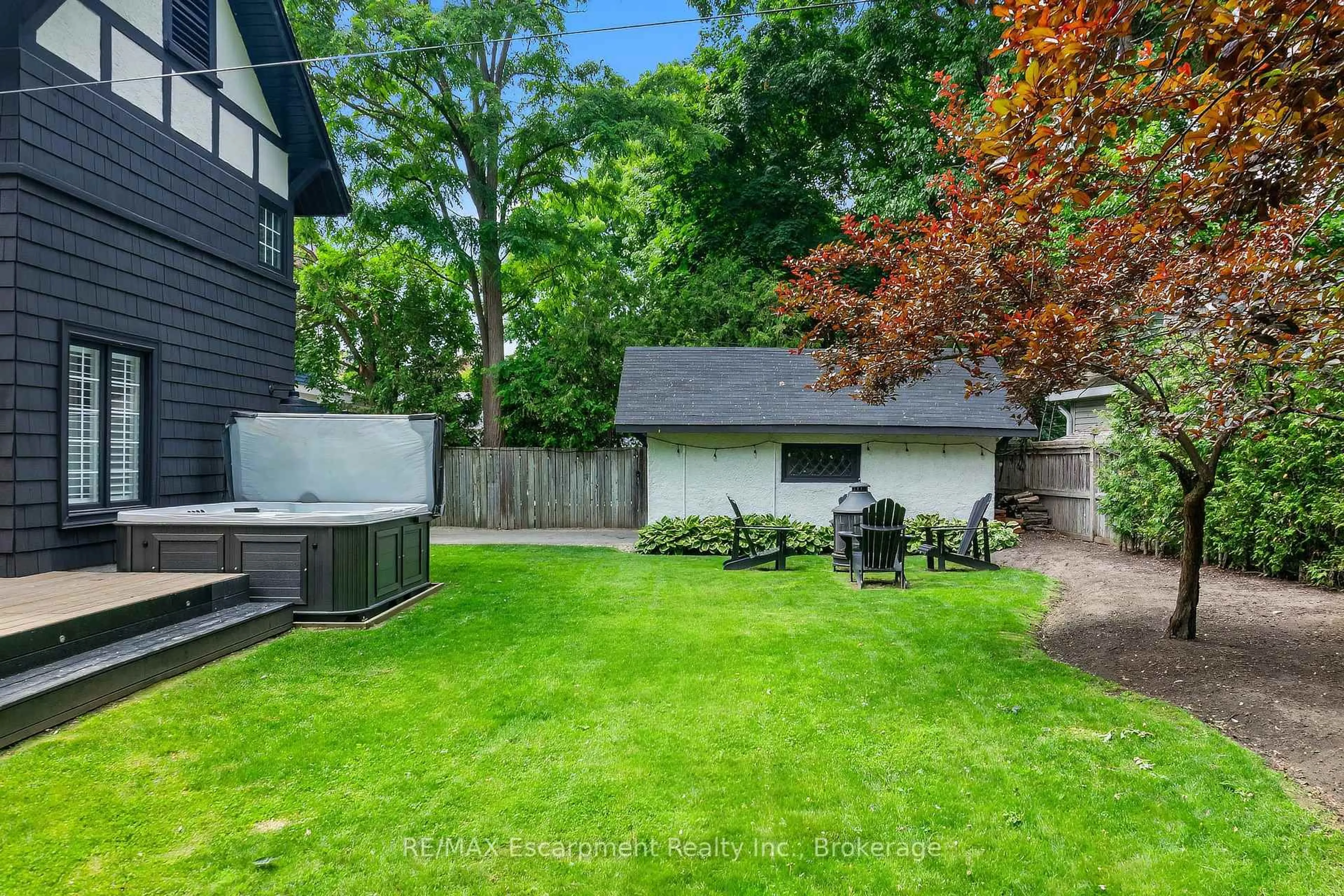 Patio, street for 407 Trafalgar Rd, Oakville Ontario L6J 3H8
