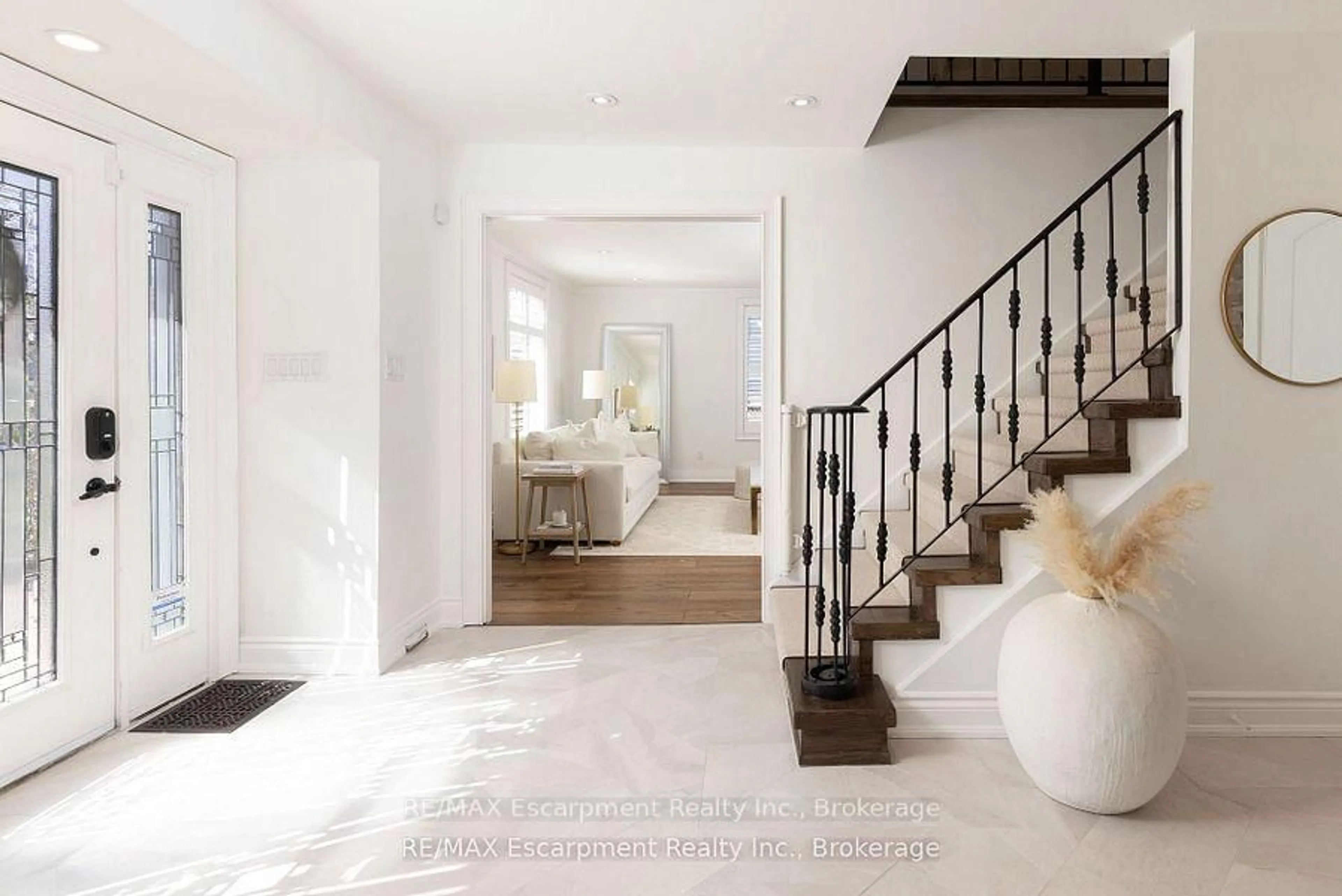 Indoor entryway for 407 Trafalgar Rd, Oakville Ontario L6J 3H8