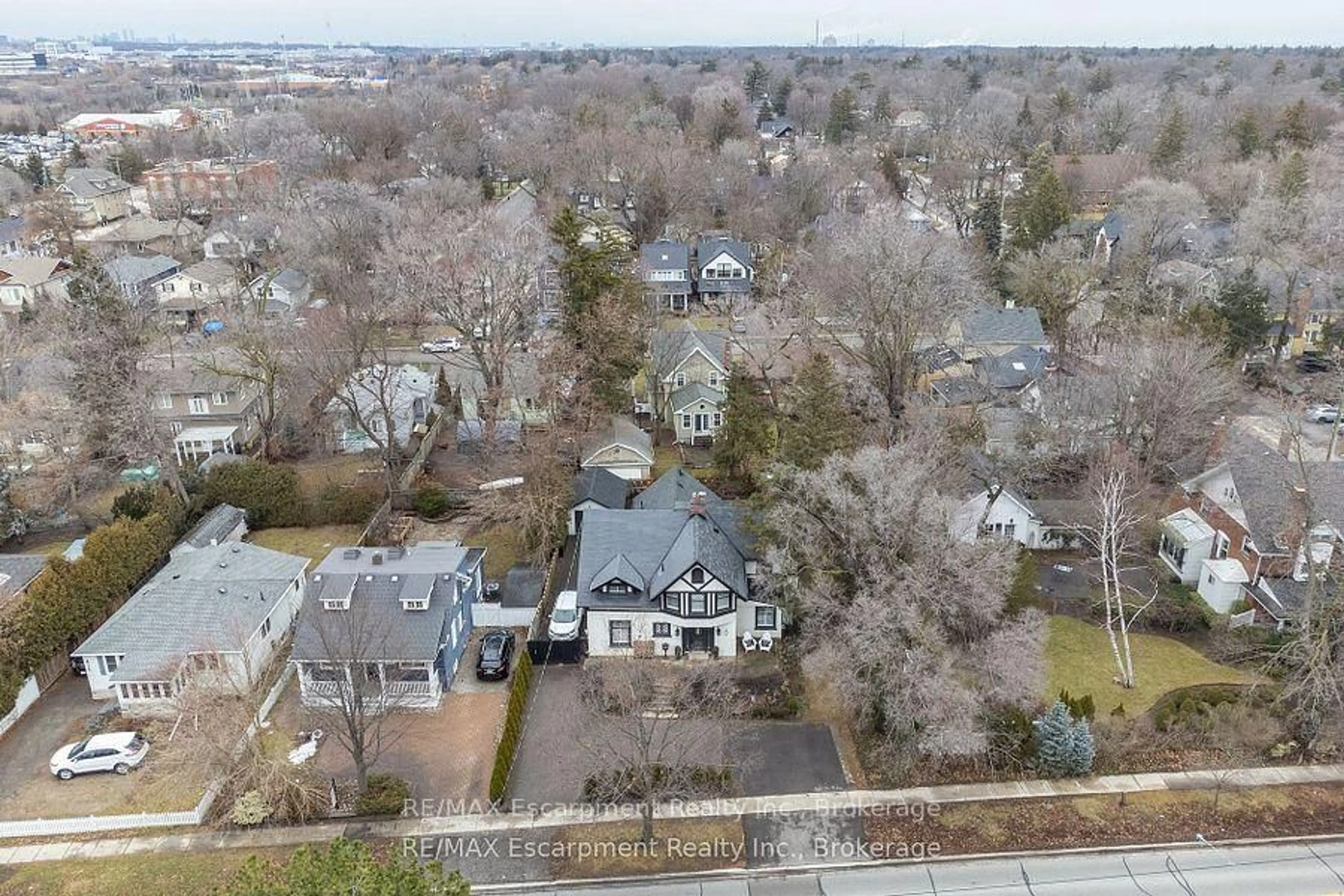 A pic from outside/outdoor area/front of a property/back of a property/a pic from drone, street for 407 Trafalgar Rd, Oakville Ontario L6J 3H8