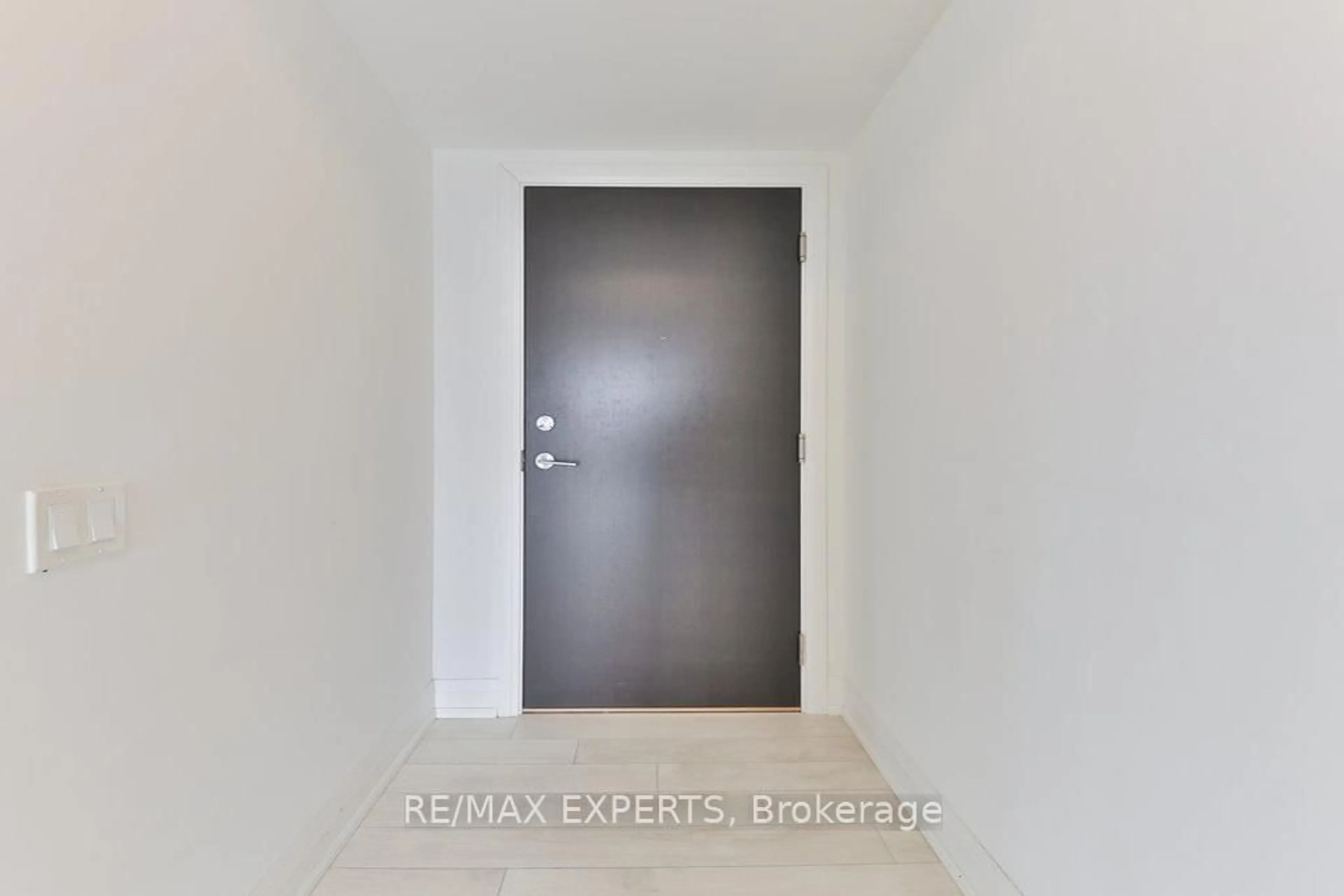Indoor entryway for 1461 Lawrence Ave #802, Toronto Ontario M6L 0A6