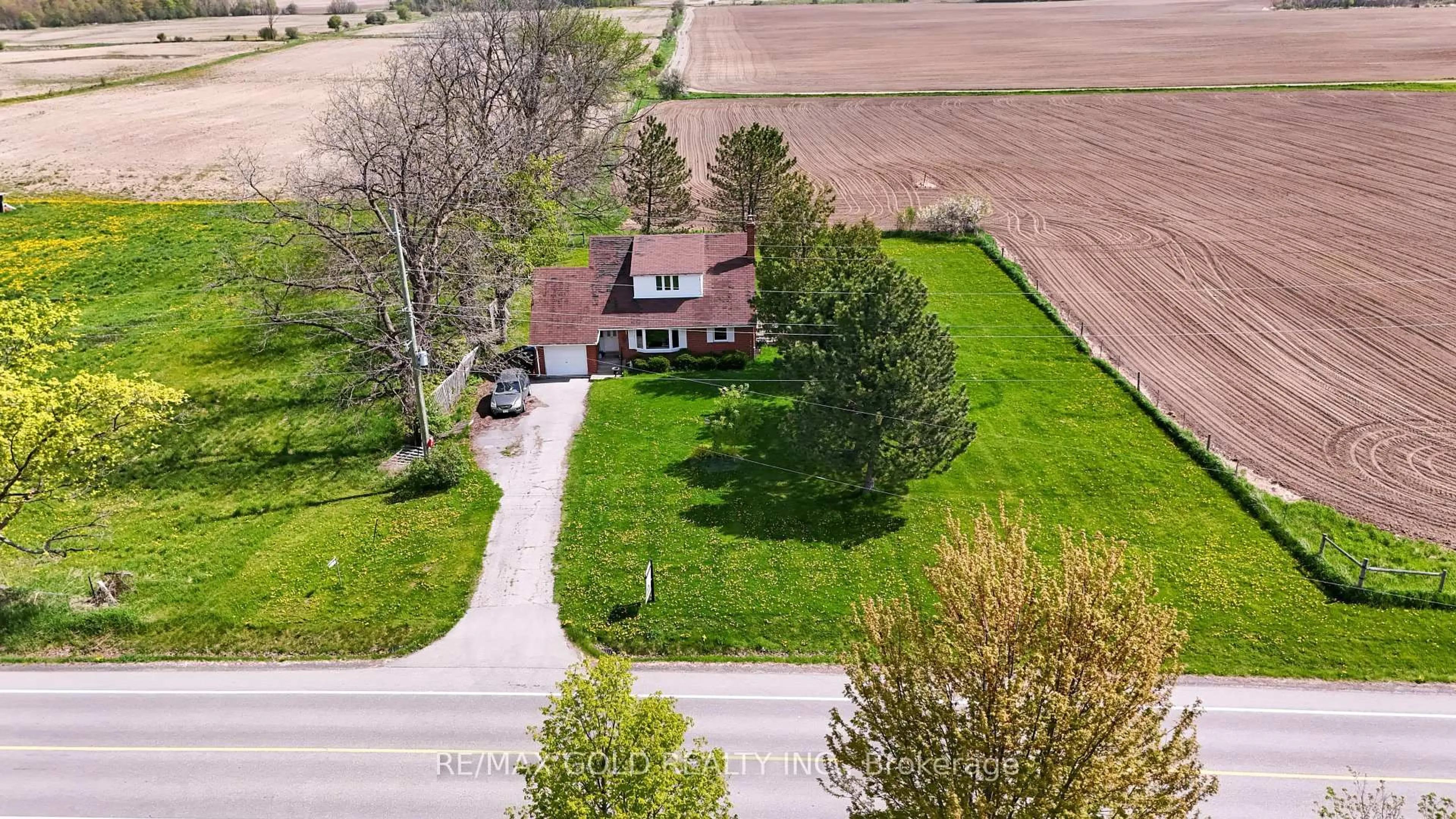 A pic from outside/outdoor area/front of a property/back of a property/a pic from drone, street for 14599 Chinguacousy Rd, Caledon Ontario L7C 3H6