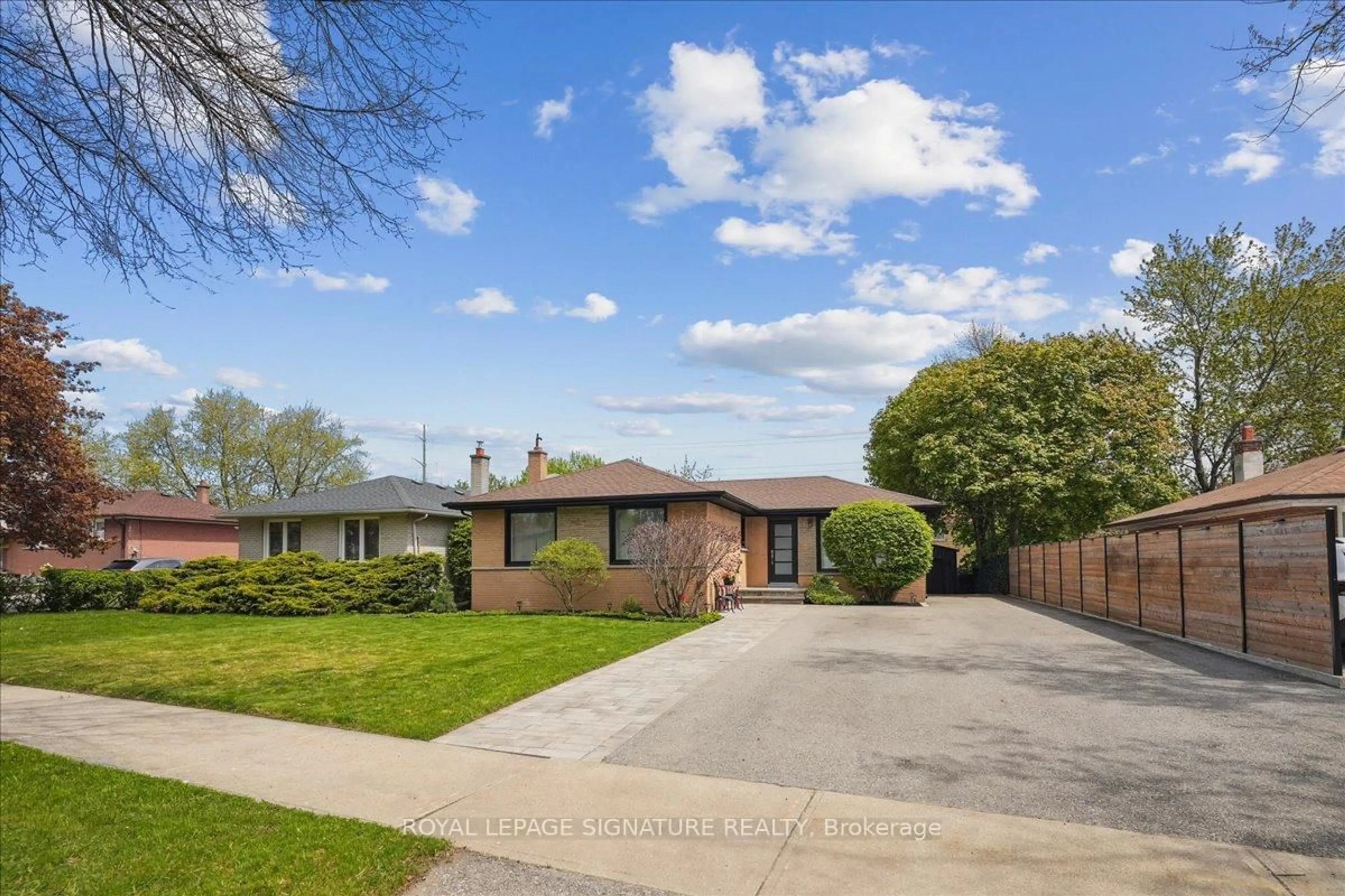 A pic from outside/outdoor area/front of a property/back of a property/a pic from drone, street for 1254 Epton Cres, Mississauga Ontario L5J 1R8