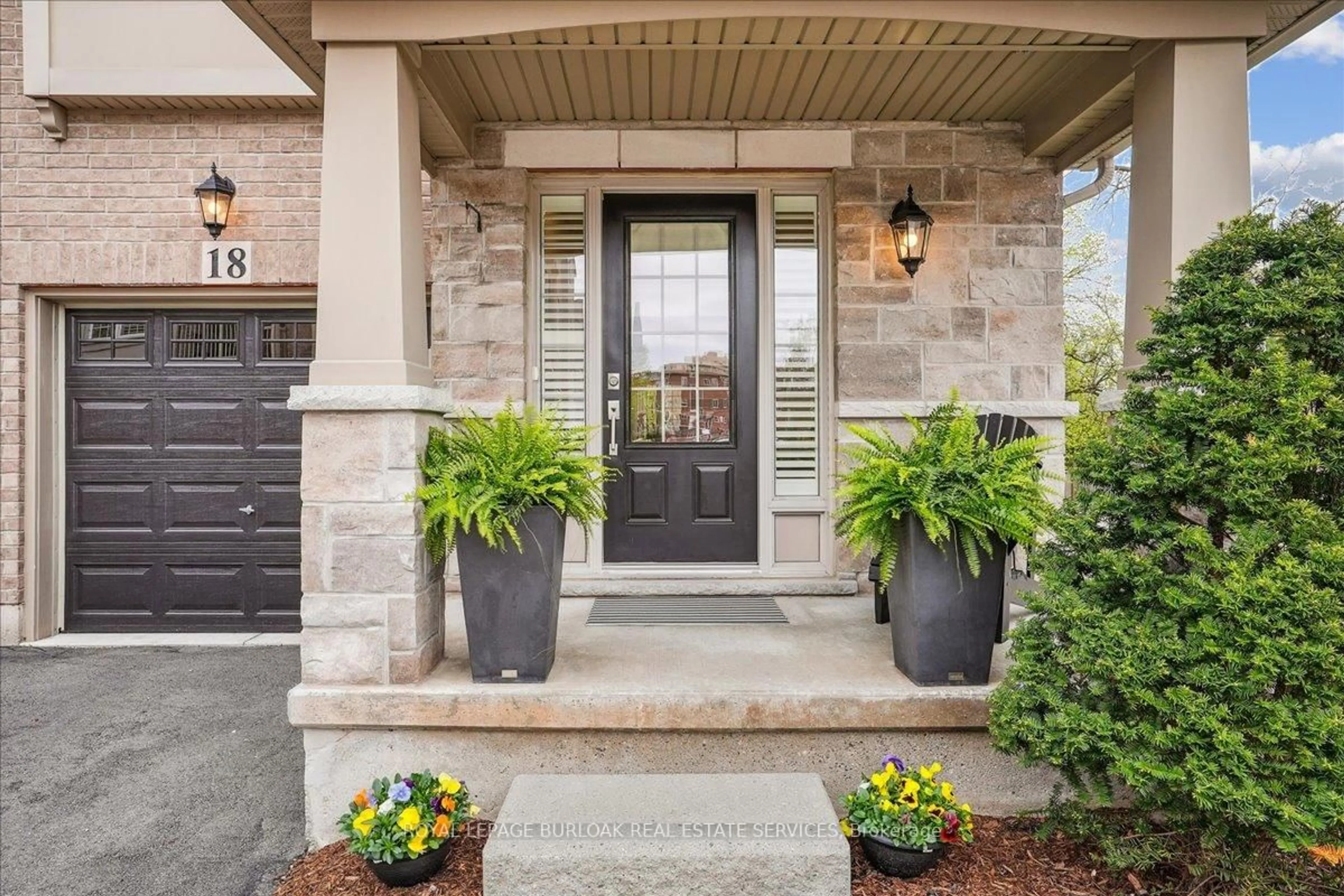 Indoor entryway for 2086 Ghent Ave #18, Burlington Ontario L7R 1Y3