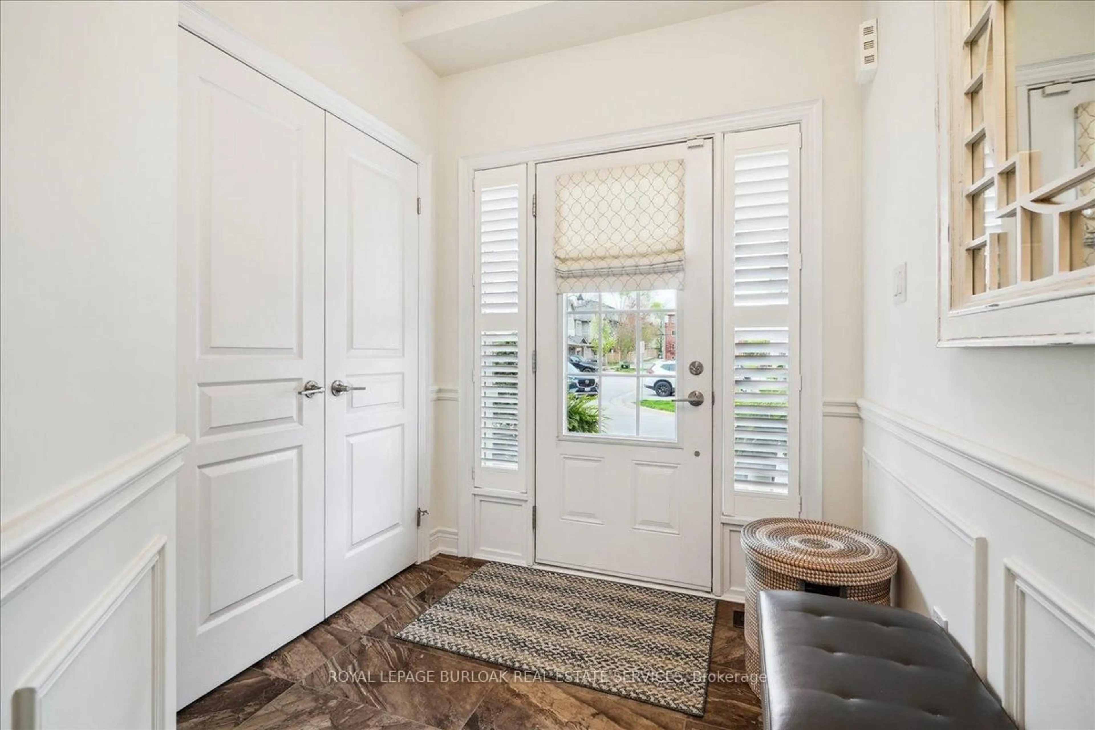 Indoor entryway for 2086 Ghent Ave #18, Burlington Ontario L7R 1Y3