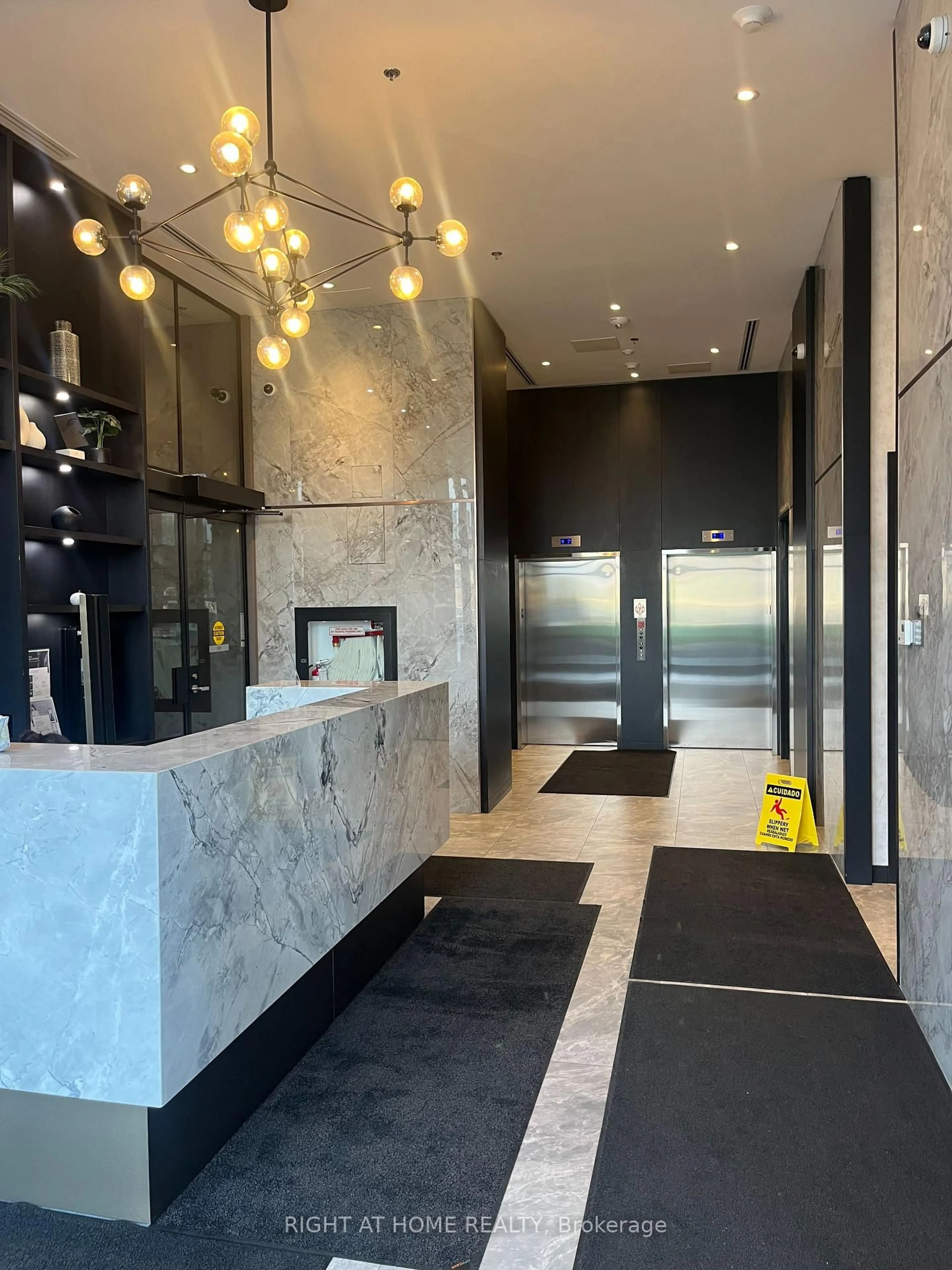 Indoor foyer for 3005 Pine Glen Rd #5, Oakville Ontario L6M 4J3