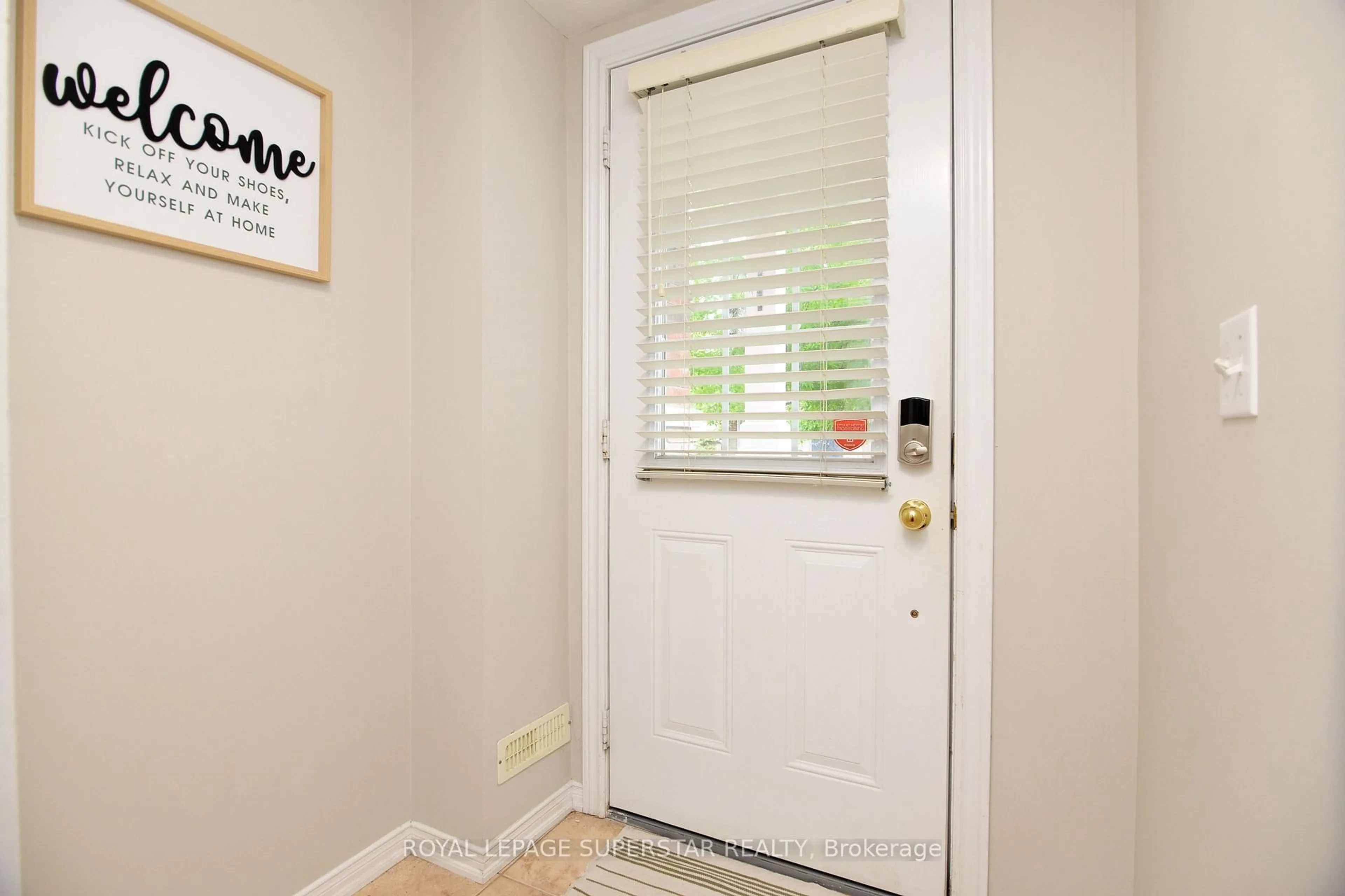Indoor entryway for 15 Gemstone Lane, Brampton Ontario L6X 0H1