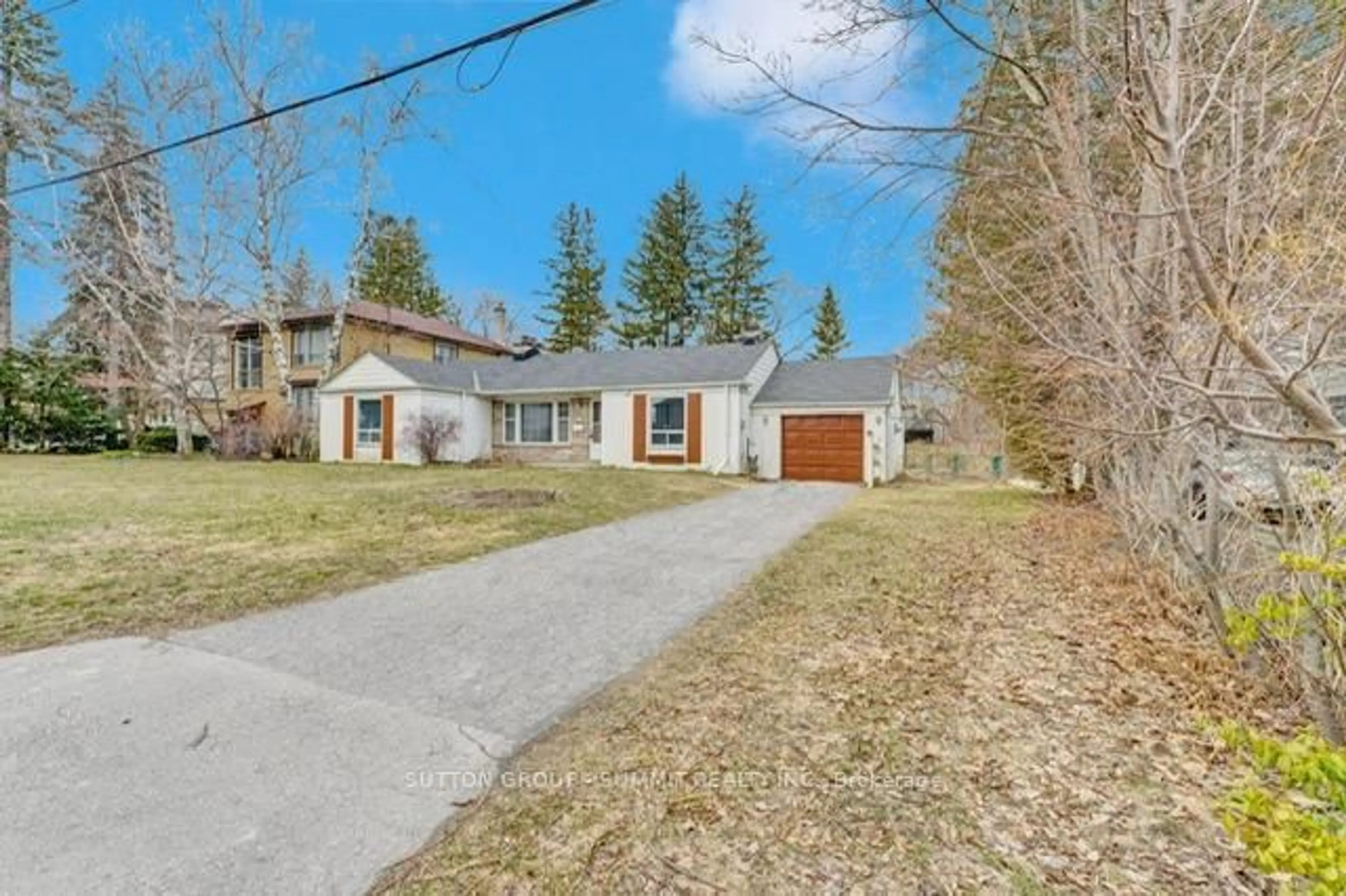 A pic from outside/outdoor area/front of a property/back of a property/a pic from drone, street for 17 Ben Machree Dr #House, Mississauga Ontario L5H 2S2