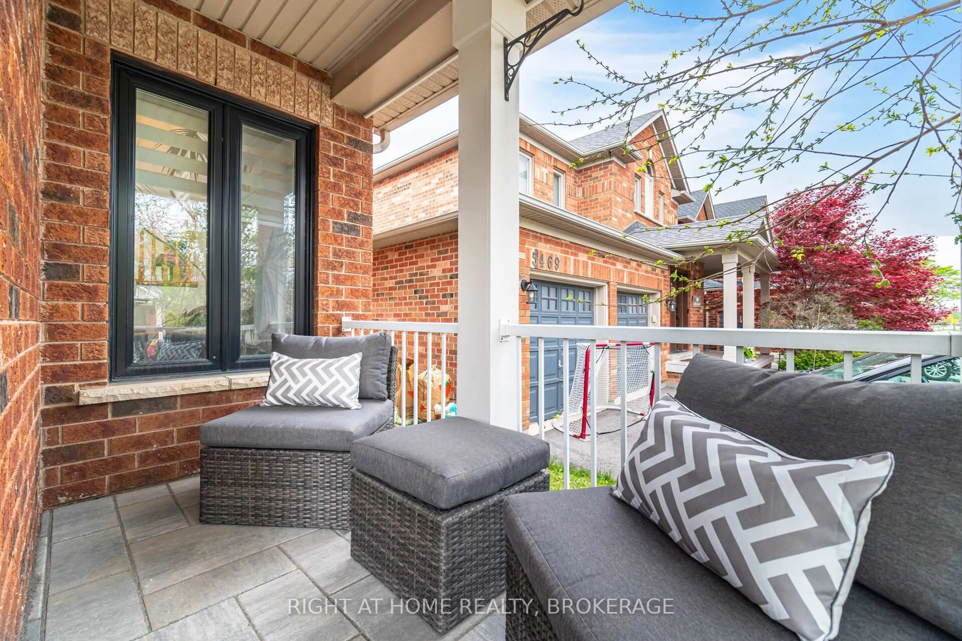 Patio, street for 5467 Blue Spruce Ave, Burlington Ontario L7L 7C6